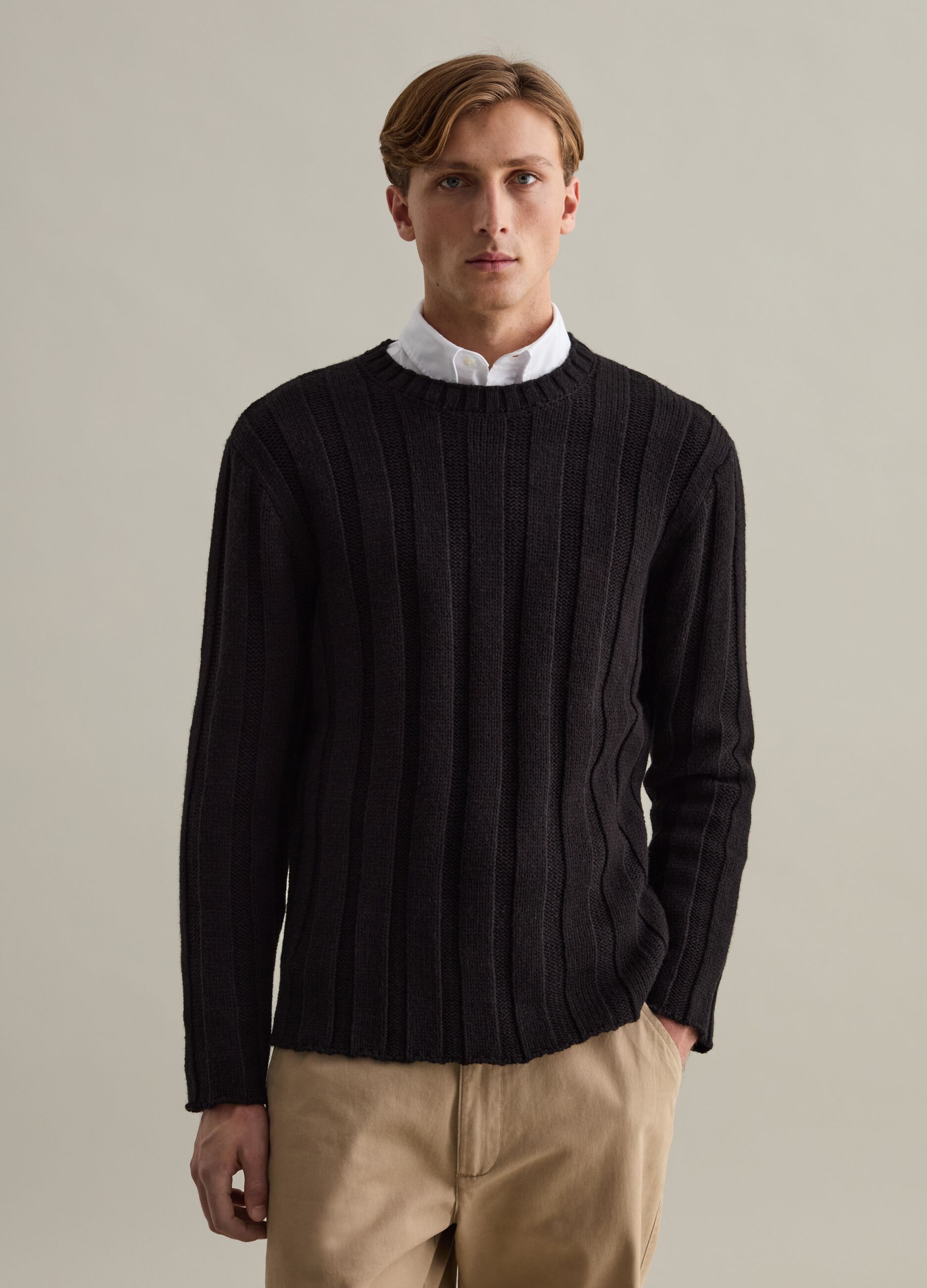 Ribbed pullover with round neckline