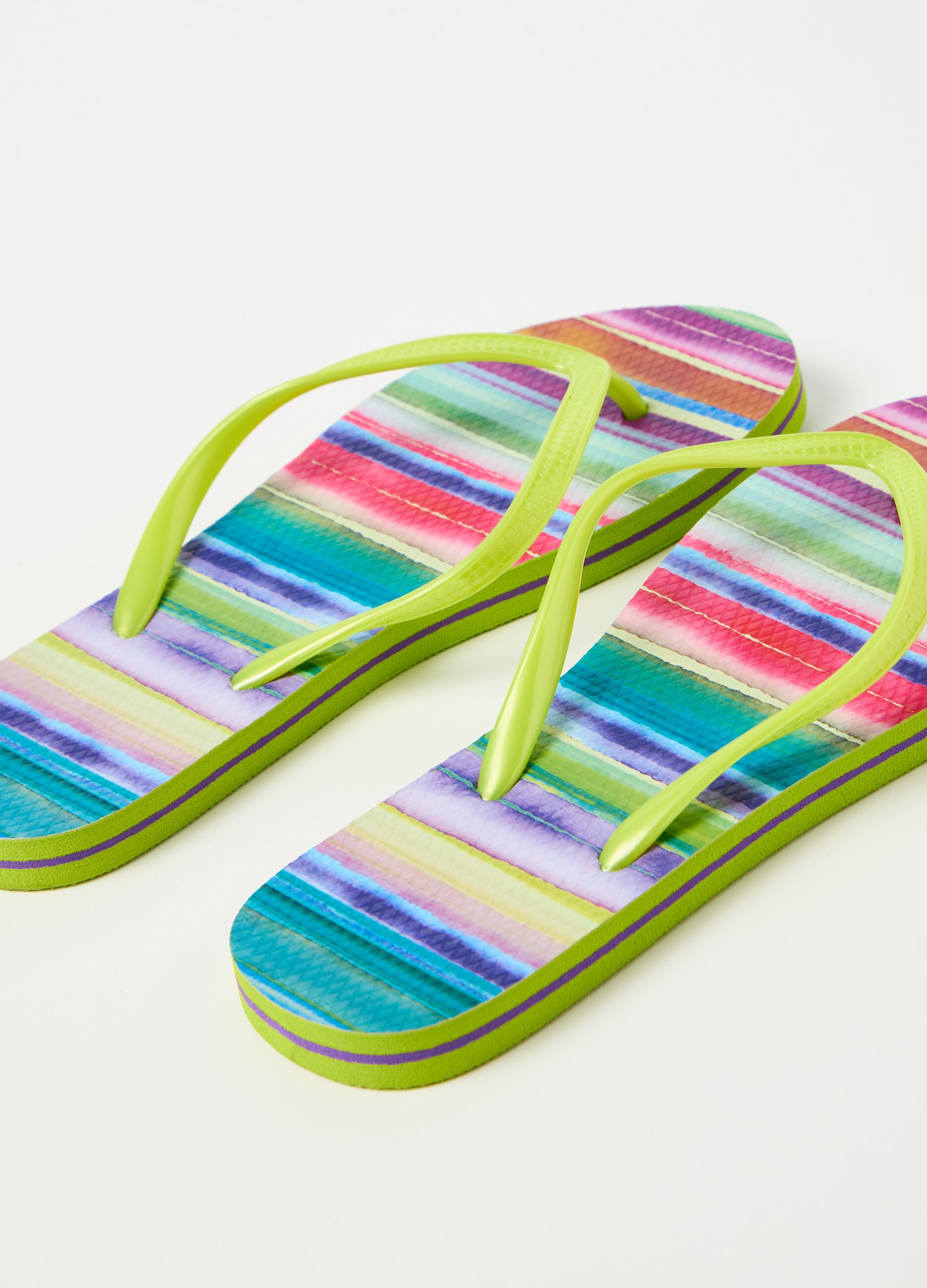 Thong sandals with print