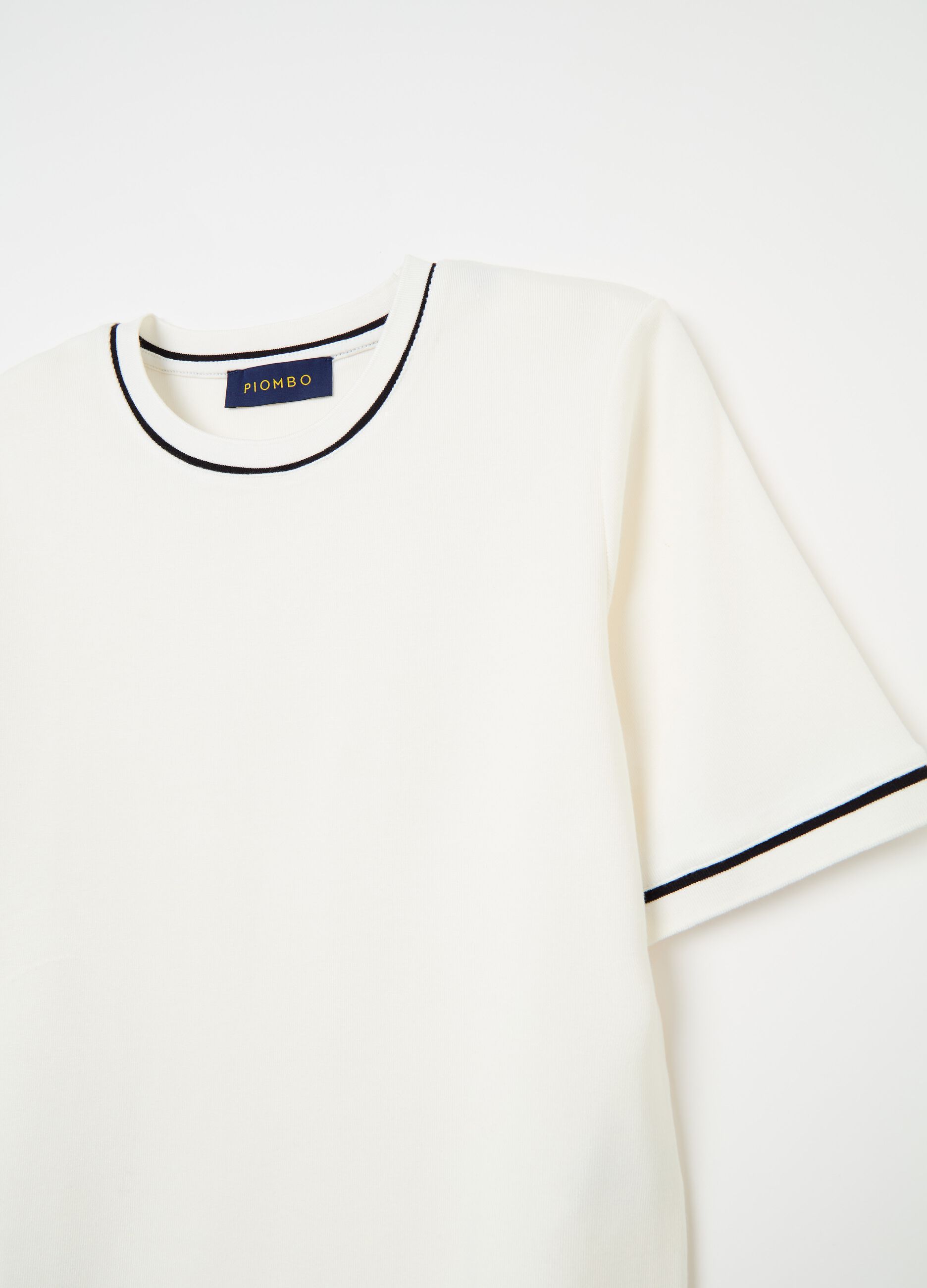 Contemporary T-shirt with contrasting piping