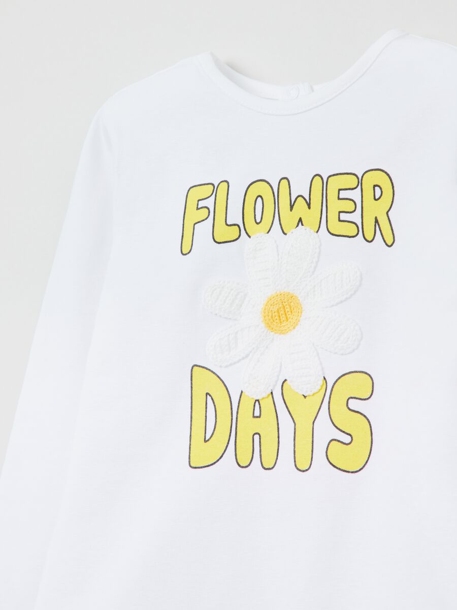 Long-sleeved T-shirt with crocheted flower_2