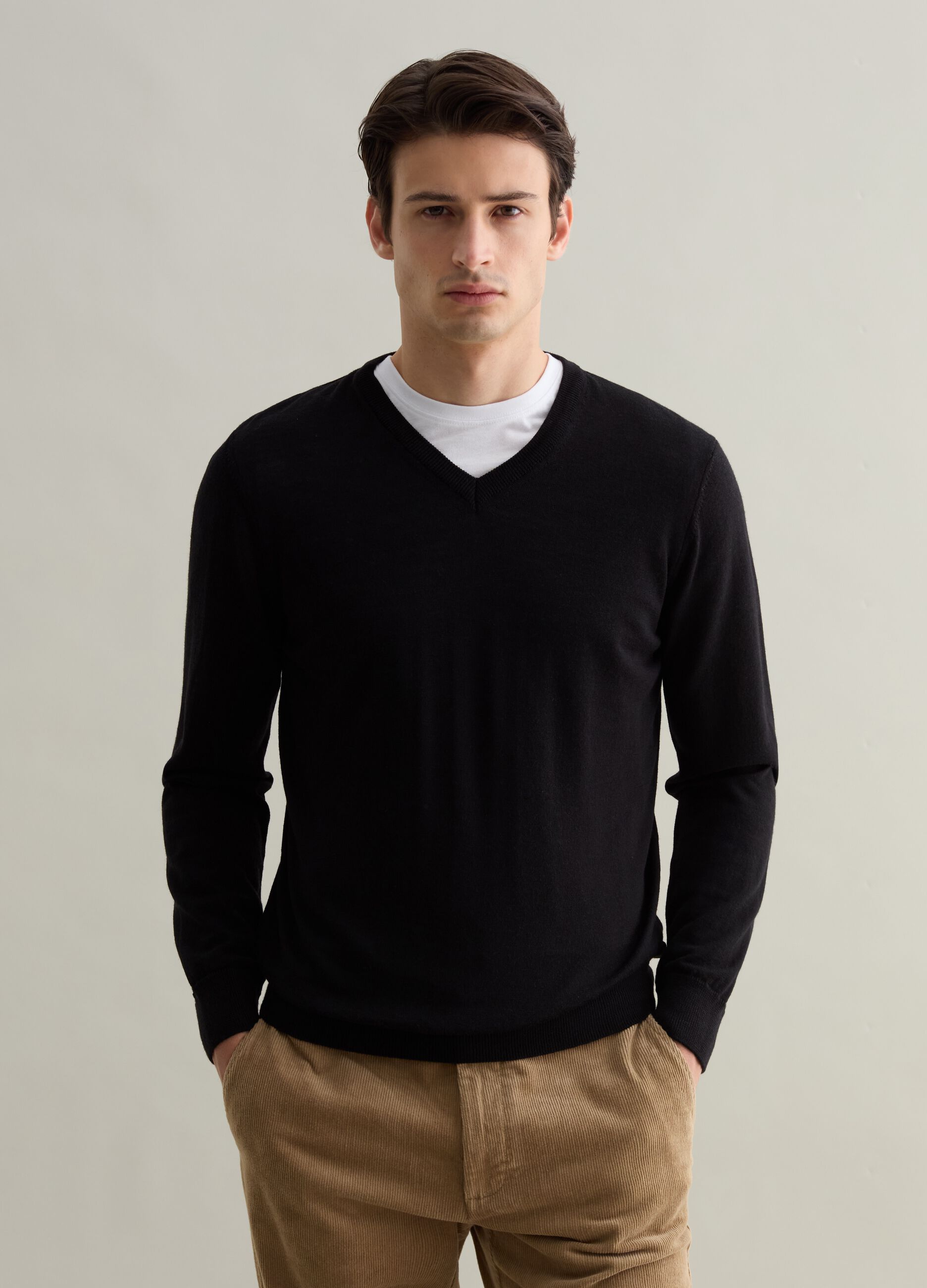 Merino wool pullover with V neck