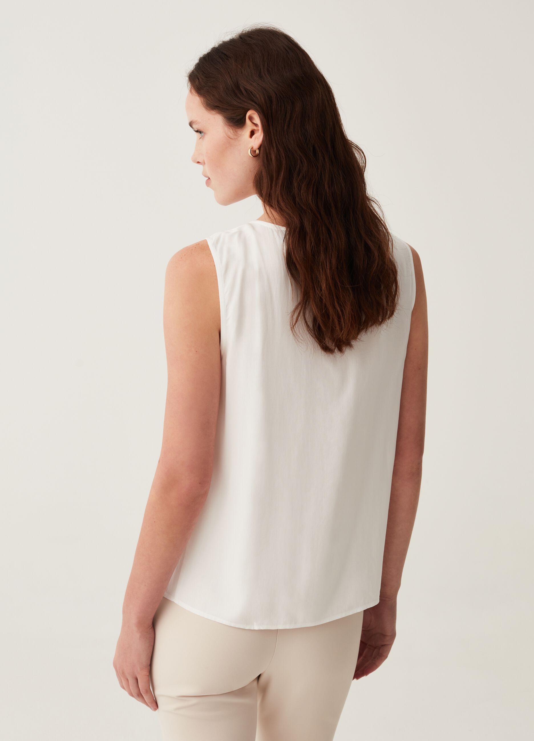 Sleeveless blouse with pleating