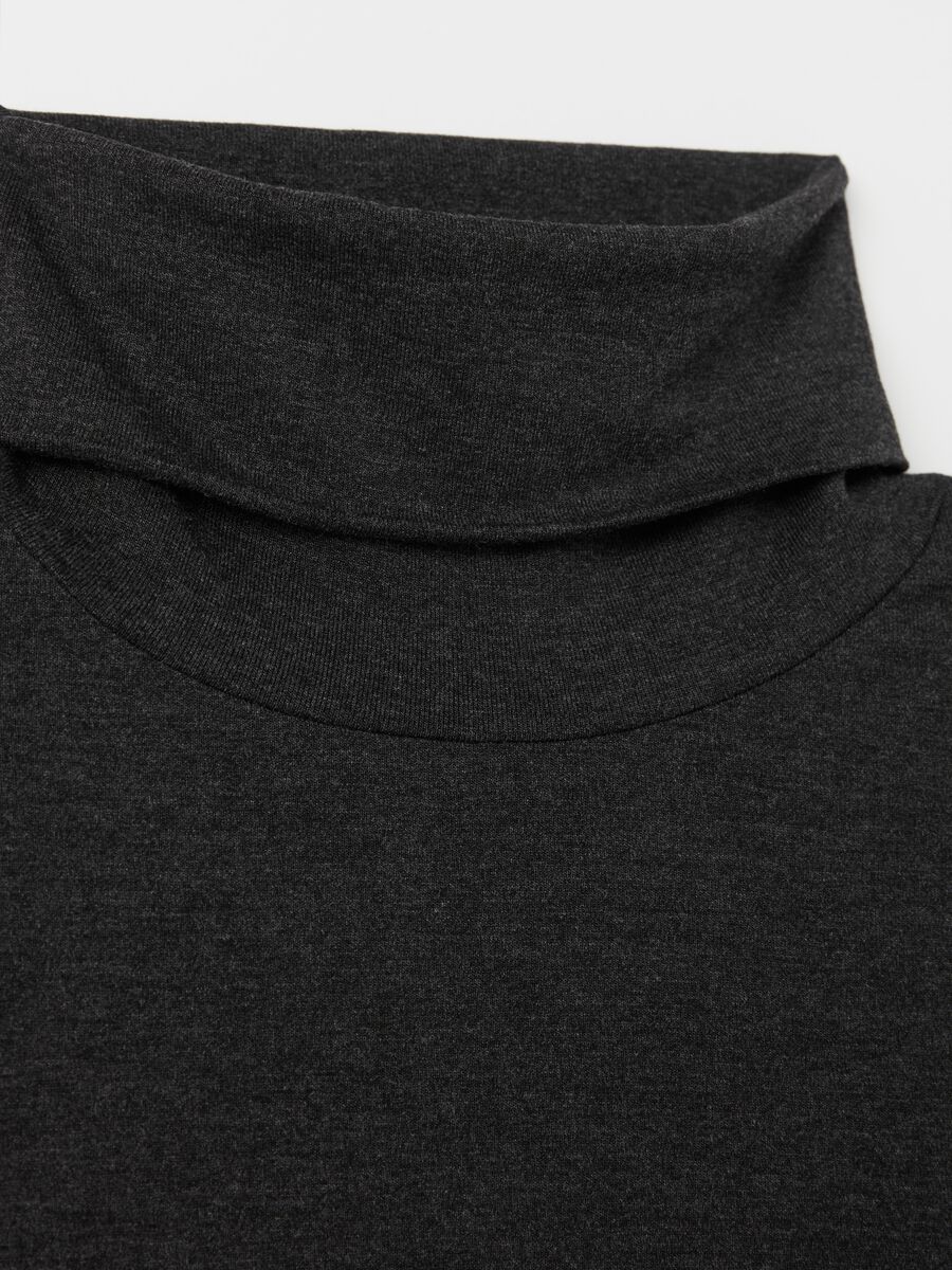 Long-sleeved T-shirt with high neck_1