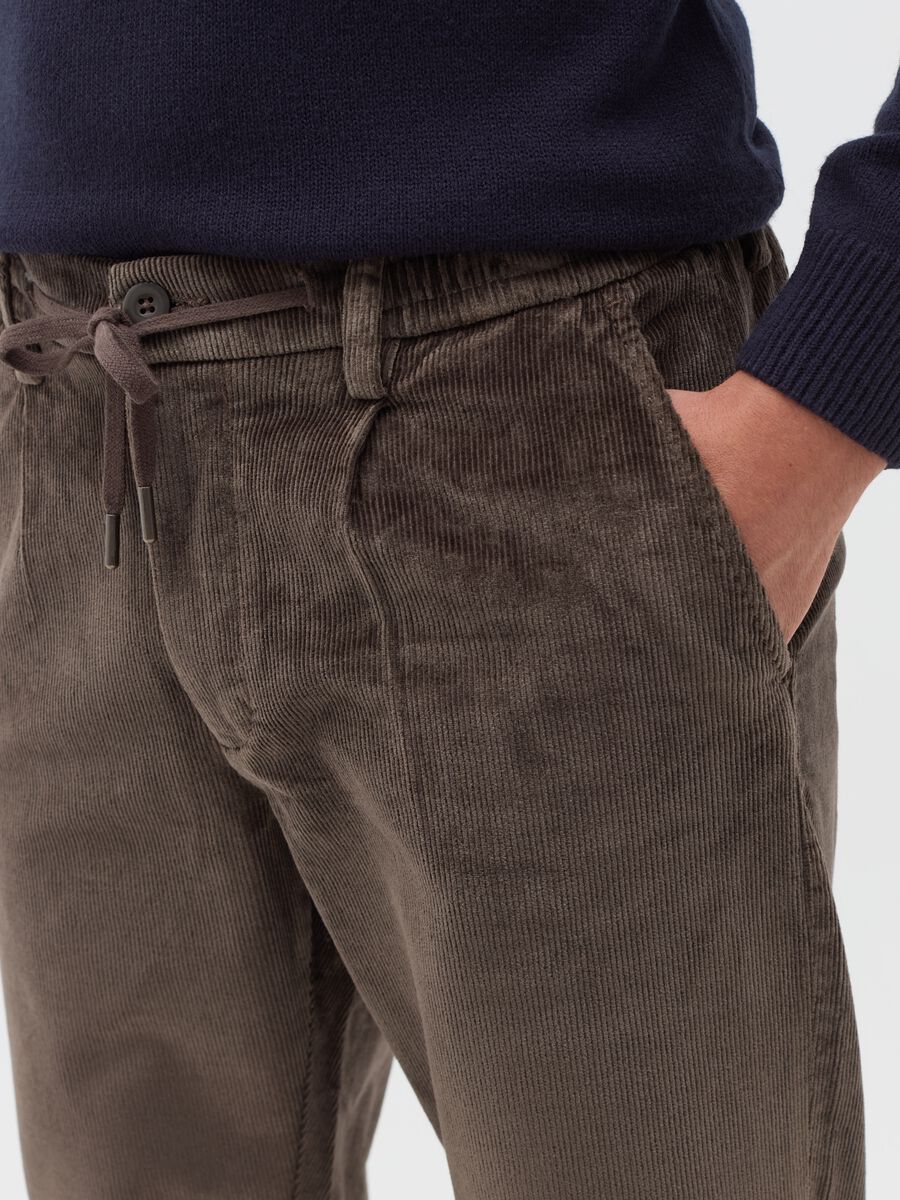 Chino jogger trousers in corduroy_3