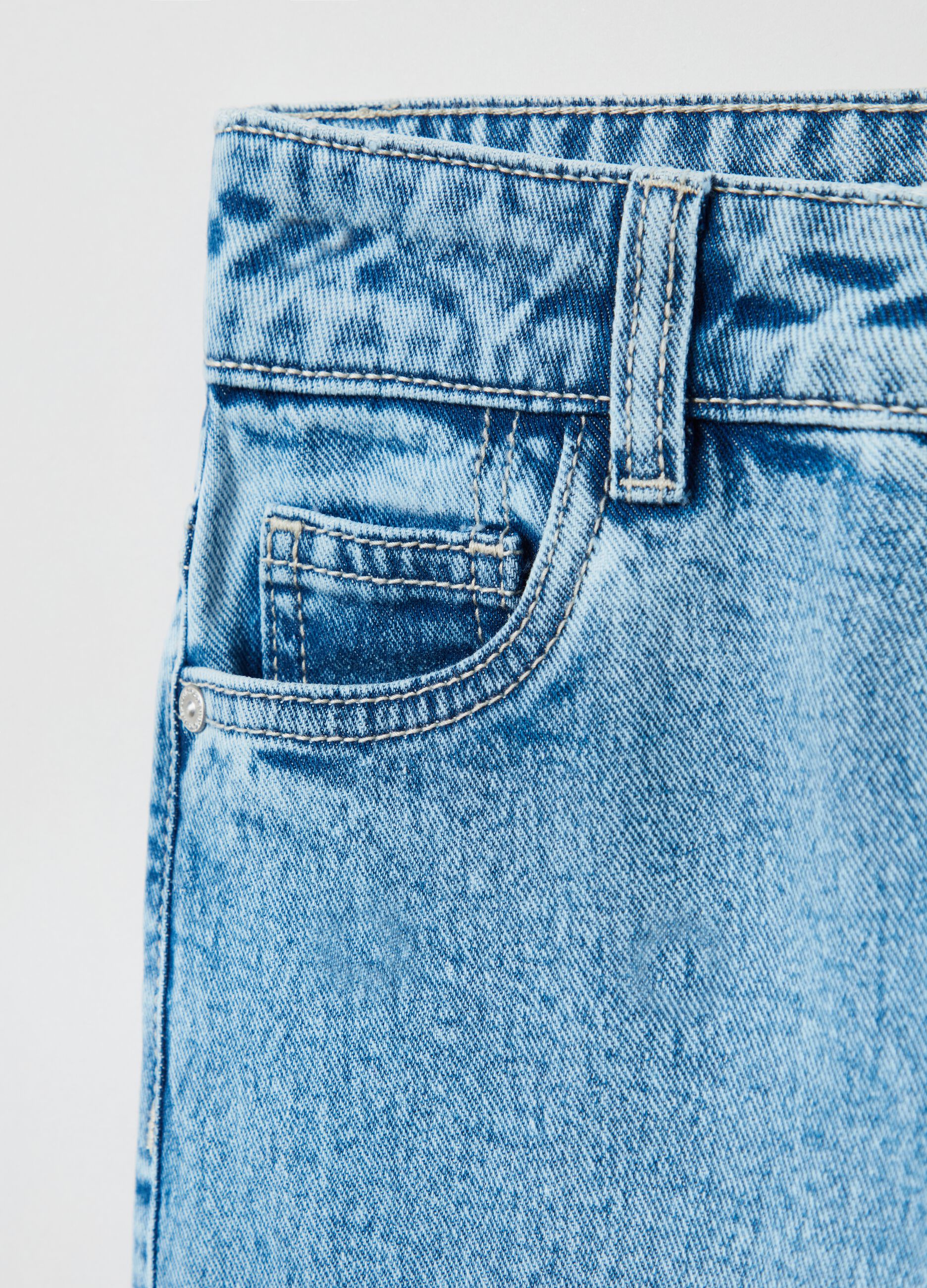 5-pocket, mum-fit jeans.