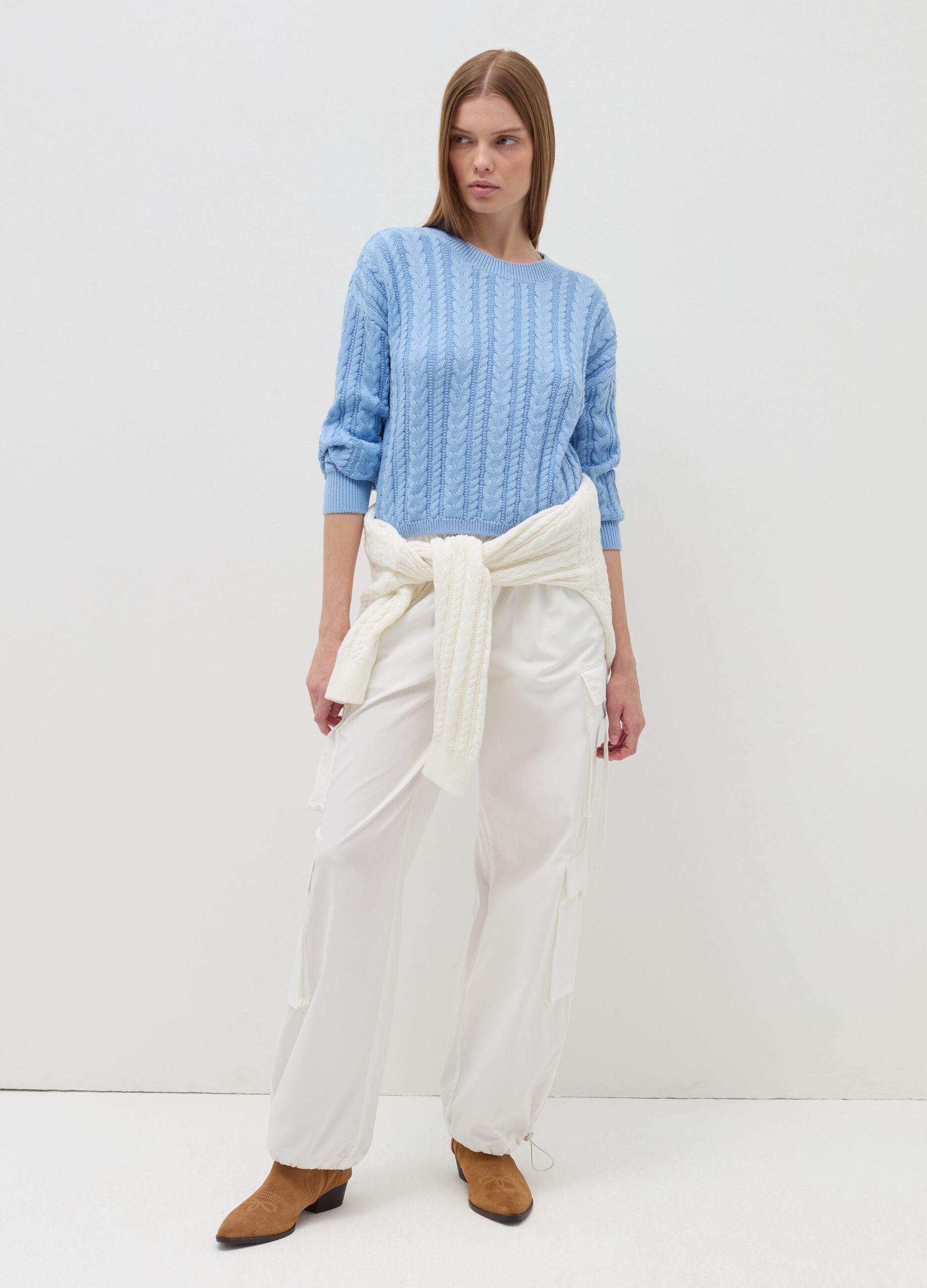 Cropped pullover with cable-knit design