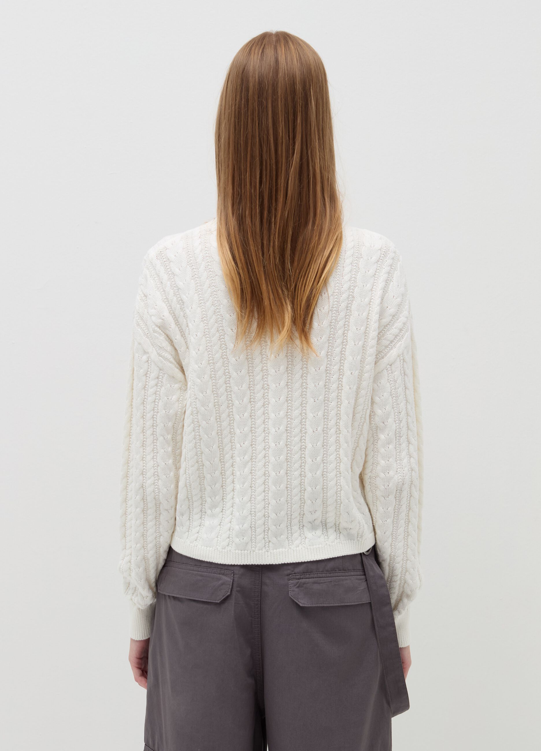 Cropped pullover with cable-knit design