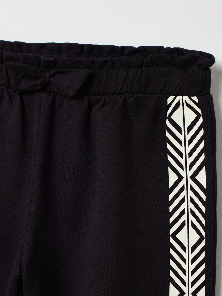 Shorts de tejido rizado con franjas en contraste_2