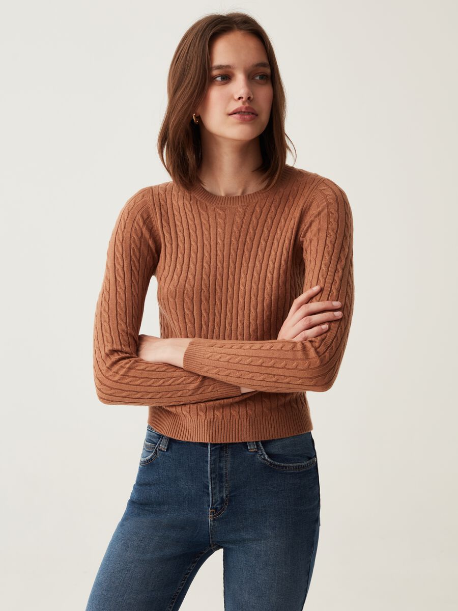 Pullover with round neck and ribbed design_0