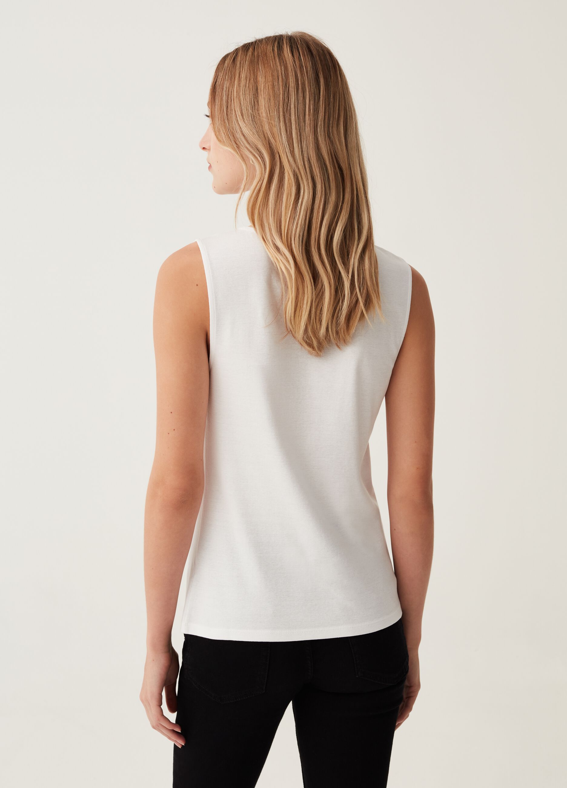 Tank top with round neck and knotted front