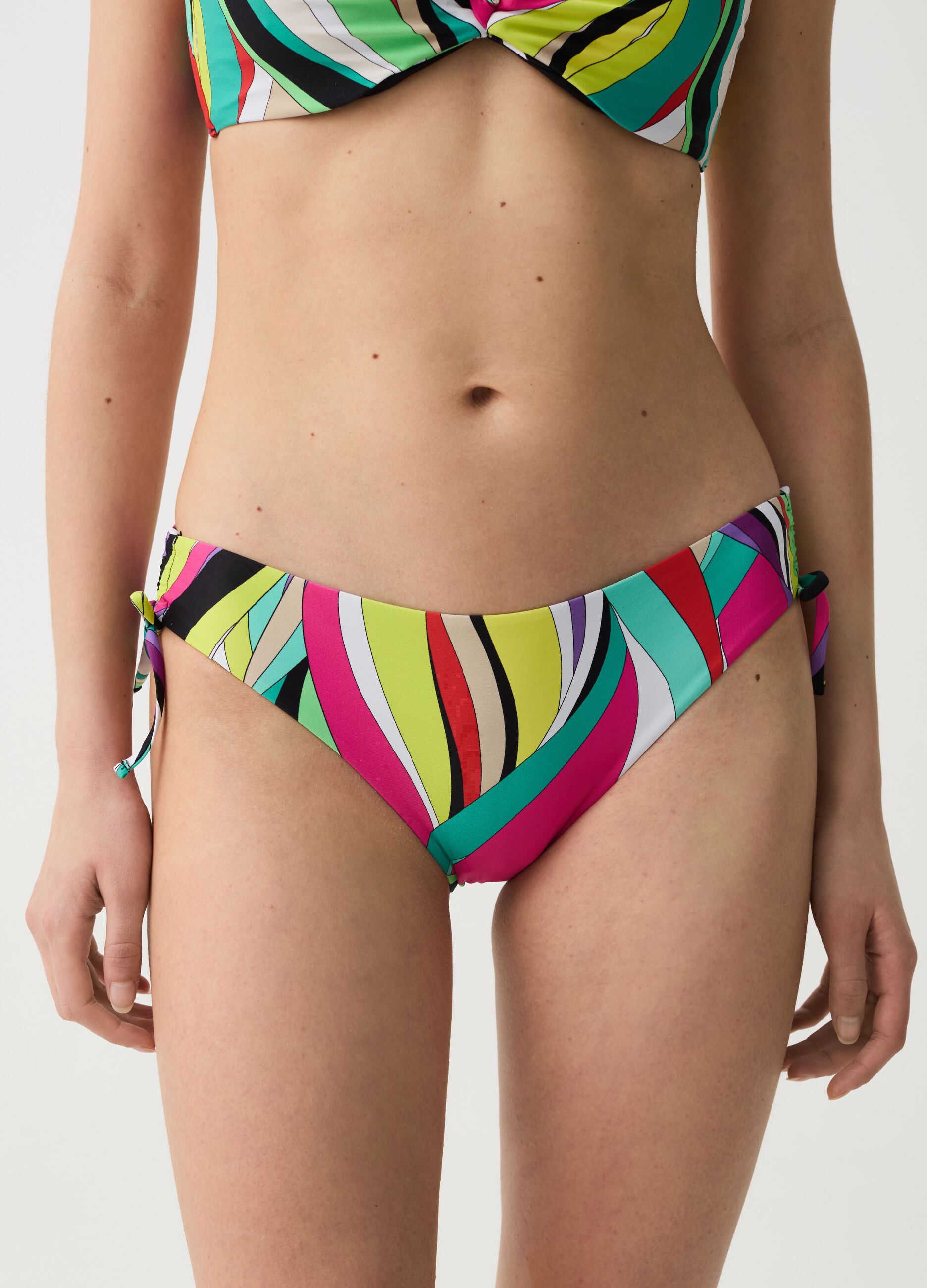 Bikini briefs with multicoloured patterned drawstring
