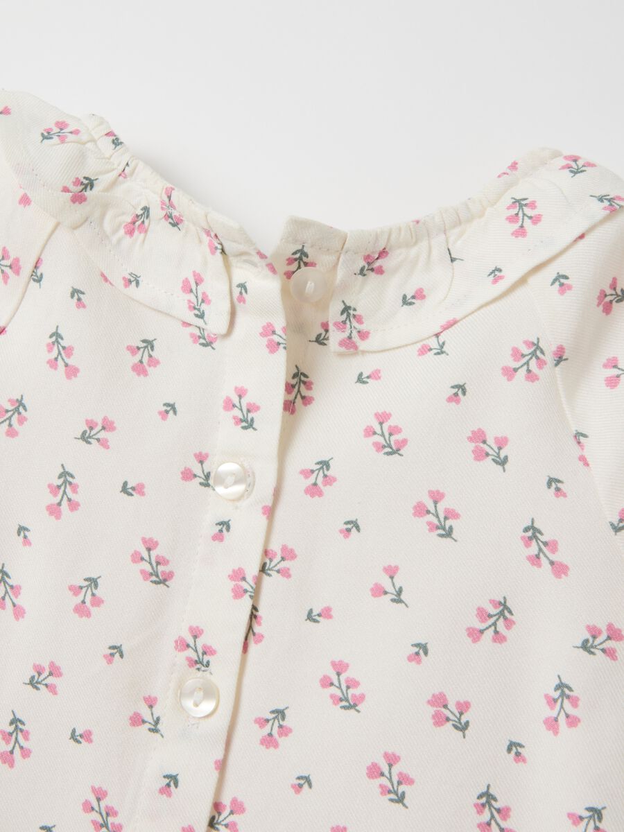 Blusa floreale con colletto a fiore_3