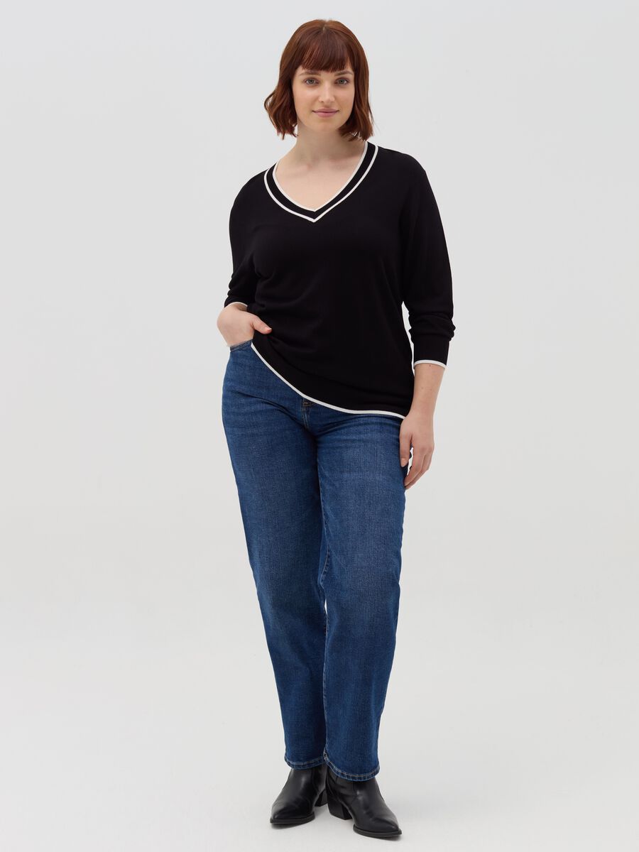 Curvy pullover with contrasting edging_0