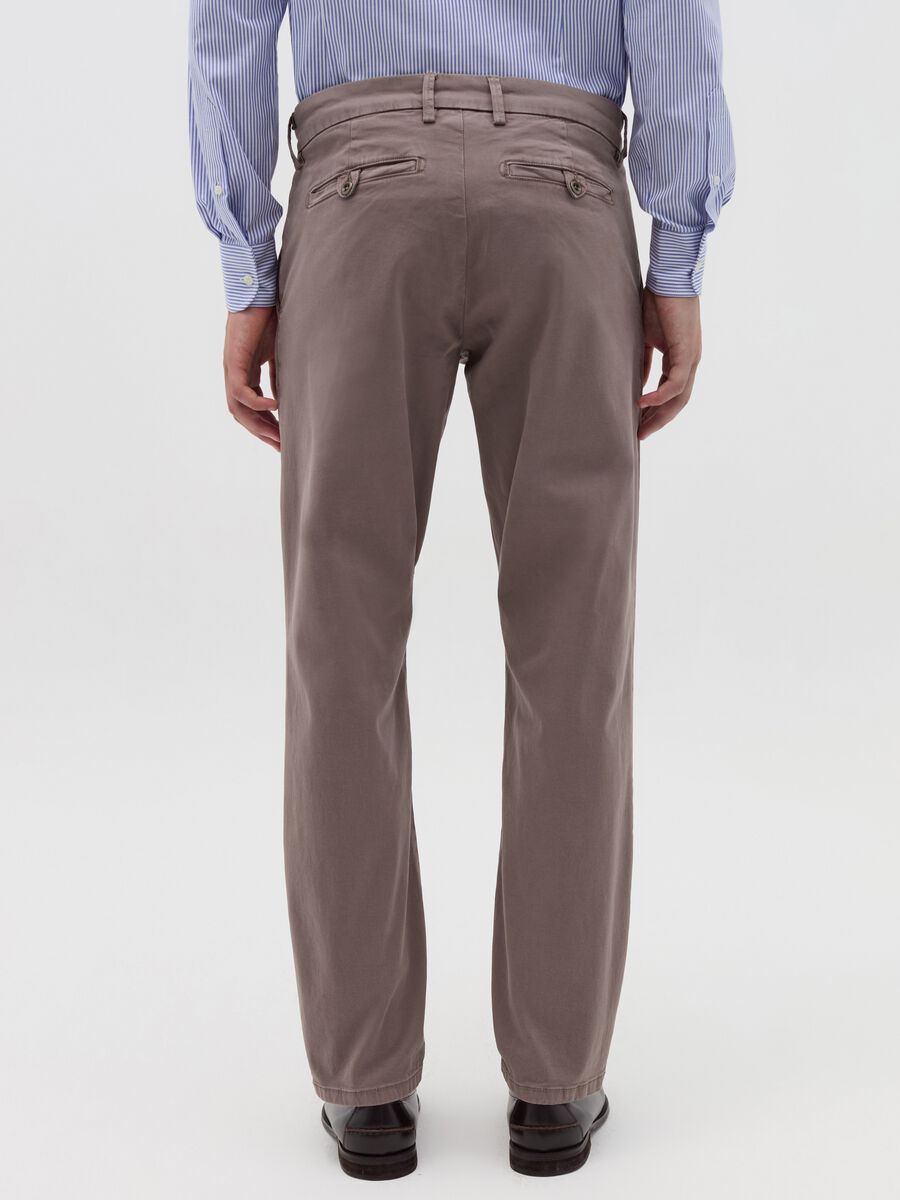 Pantalone chino regular fit in cotone stretch_3