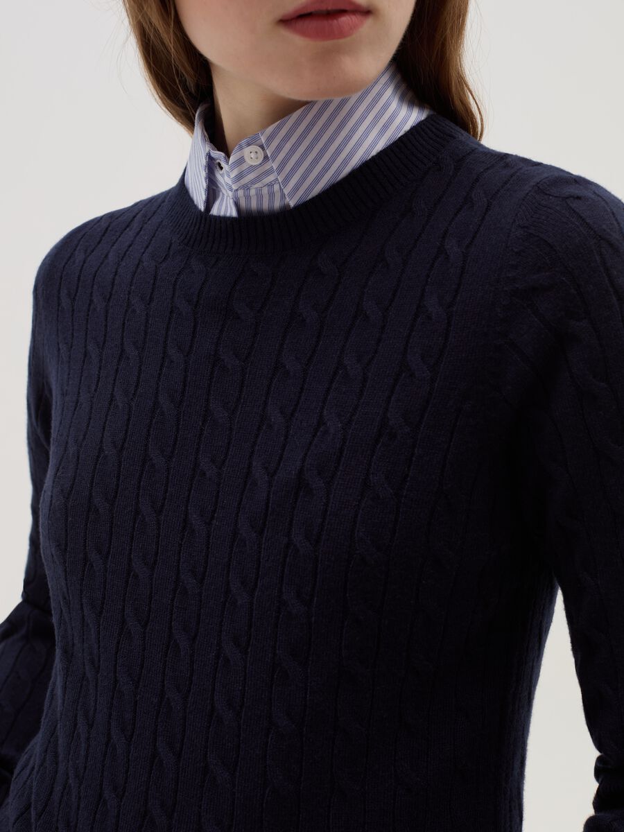 Ribbed pullover with cable-knit design_3