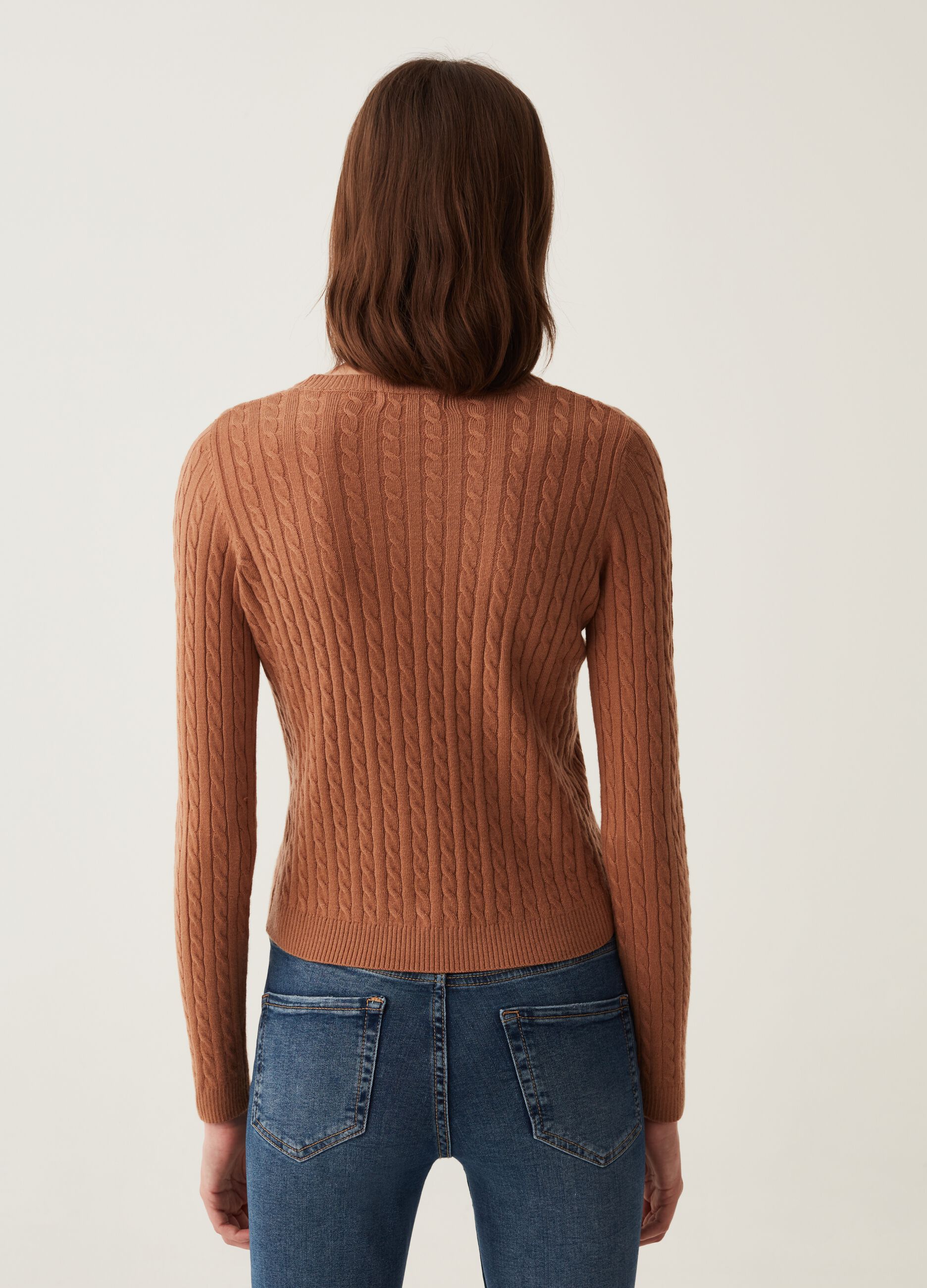 Pullover with round neck and ribbed design