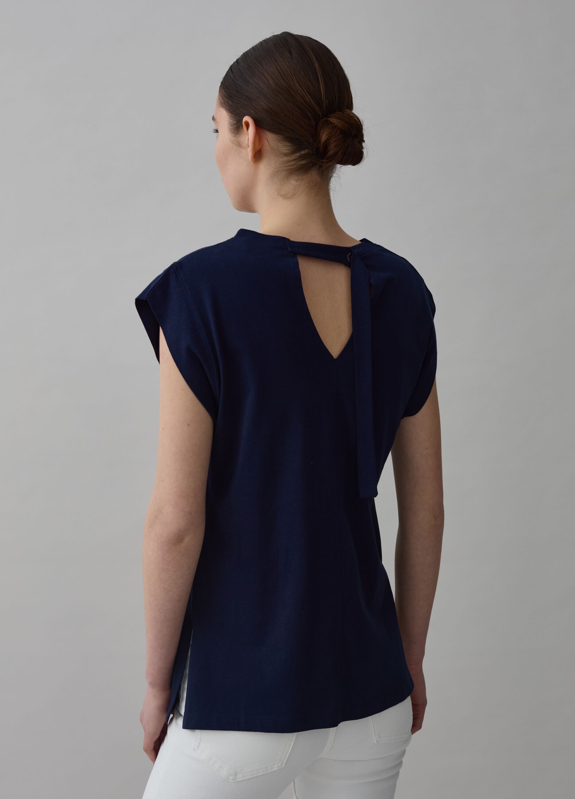 Sleeveless T-shirt with cut-out detail