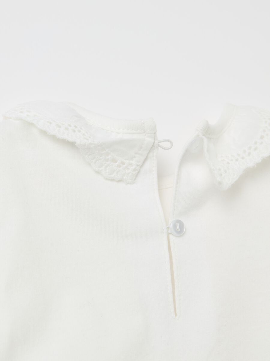 Long-sleeved T-shirt with broderie anglaise collar_3