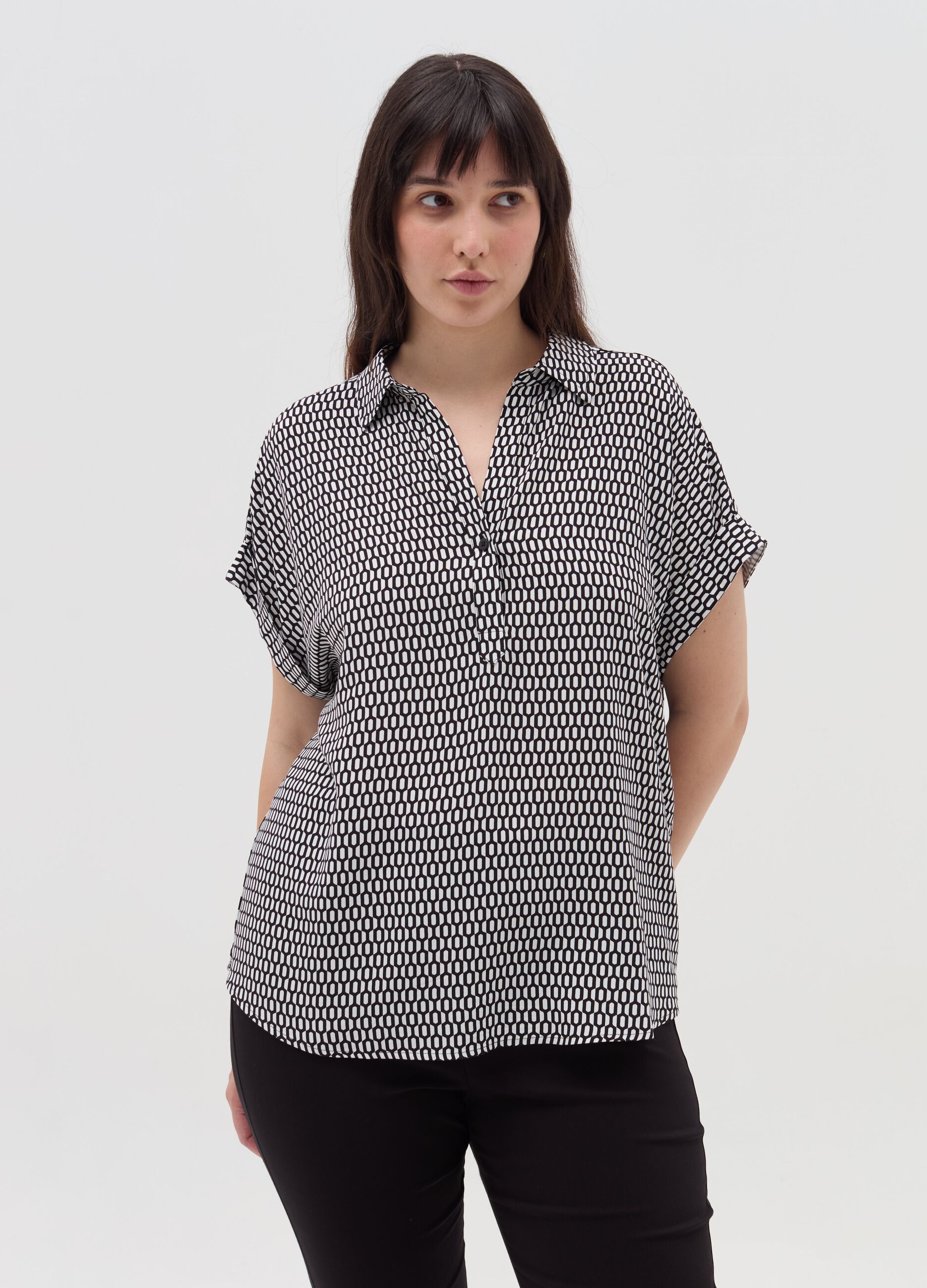 Curvy blouse with pattern and polo neckline