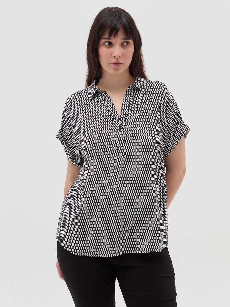 Blusa estampada cuello tipo polo Curvy_1