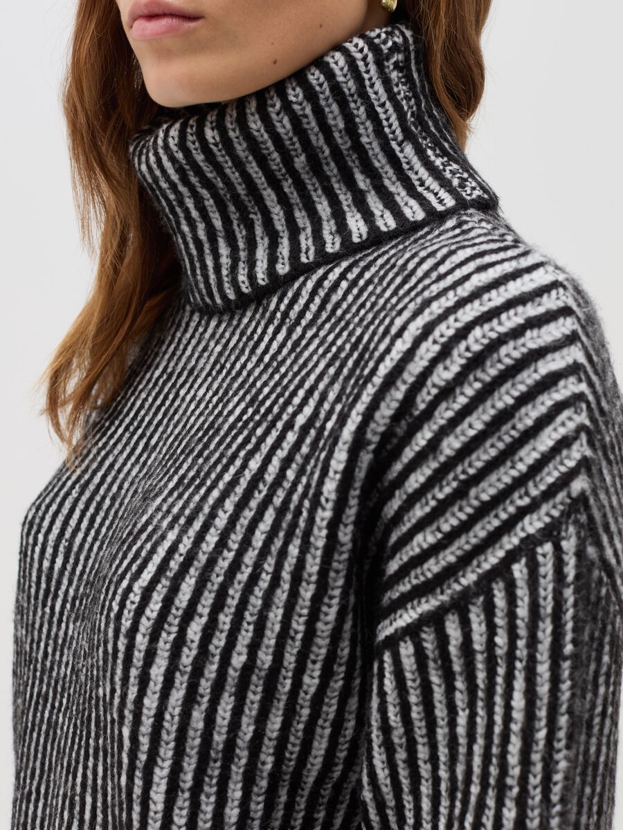 Pullover with high neck and striped pattern_3