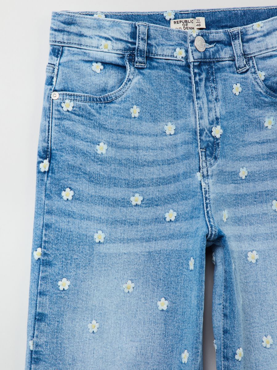 Straight-fit jeans with embroidered daisies_2