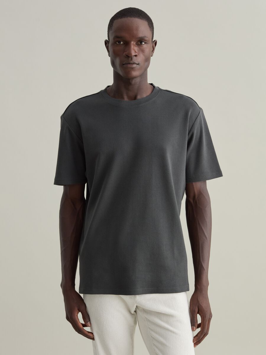 Contemporary T-shirt in cotton with round neck_0