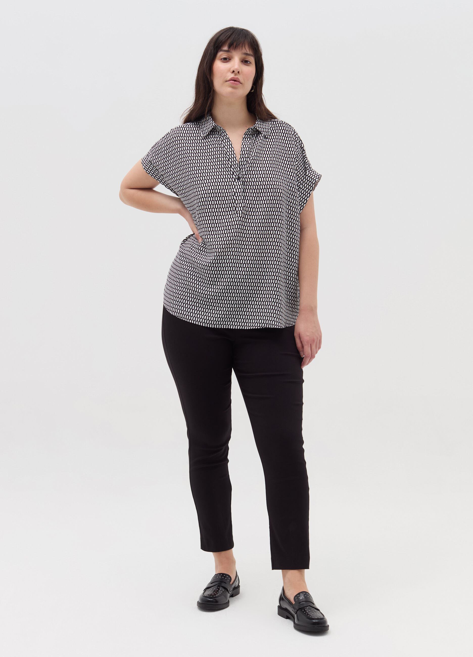 Curvy blouse with pattern and polo neckline