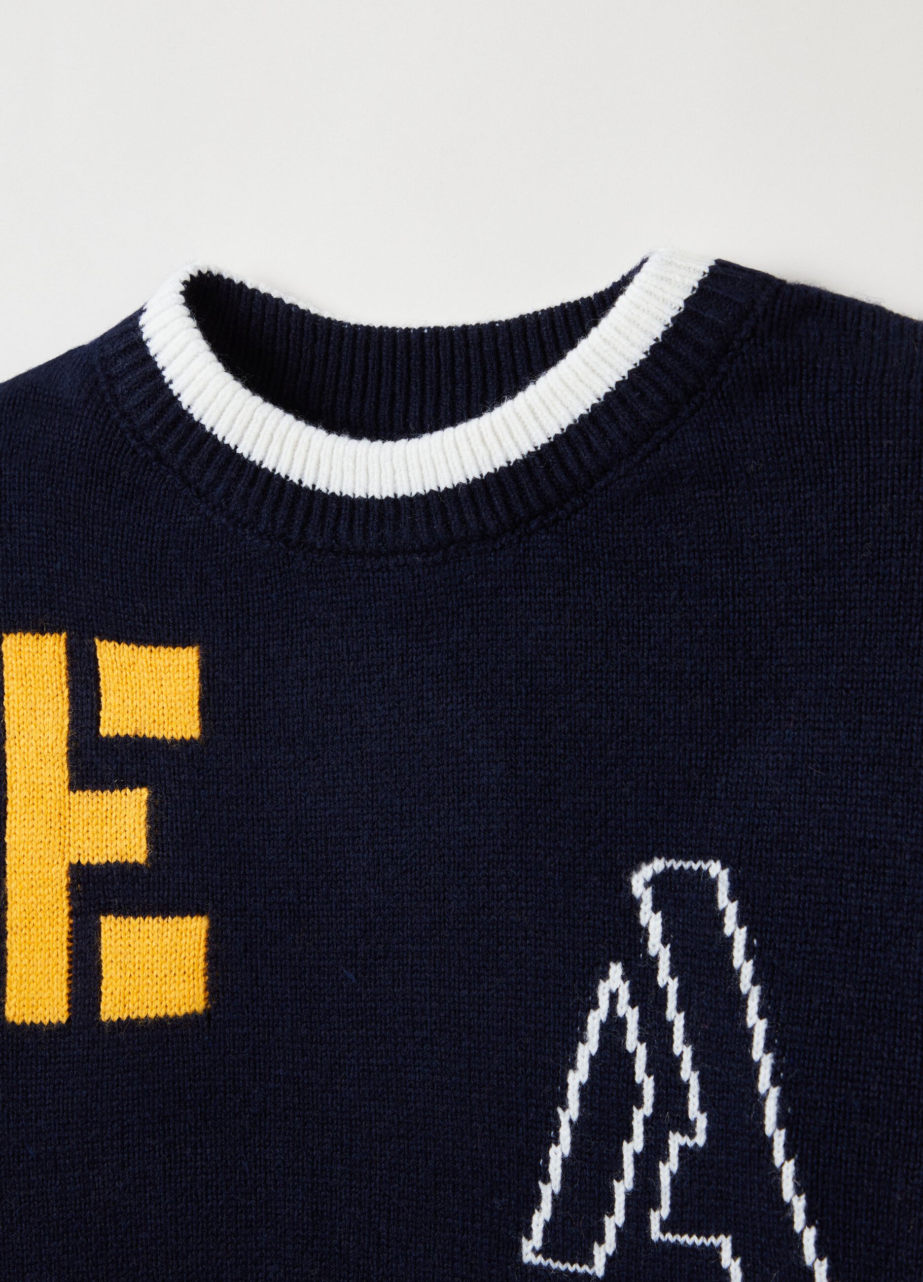 Pullover with jacquard lettering