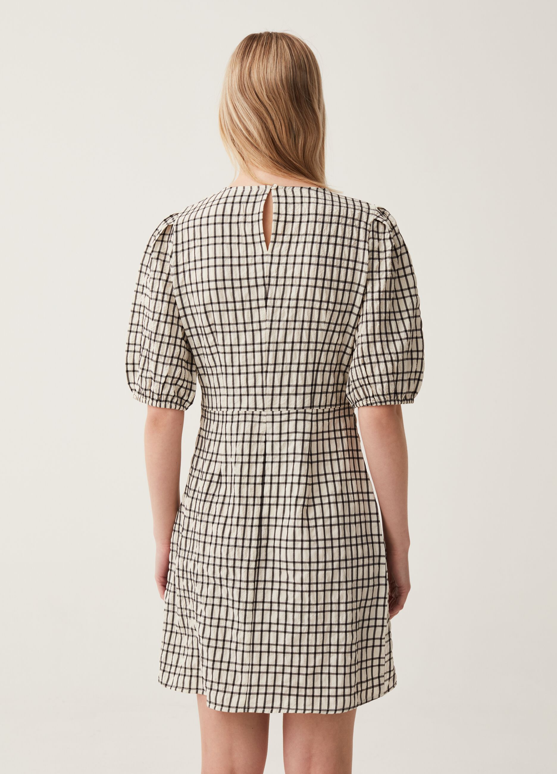 Short crinkle-effect check dress