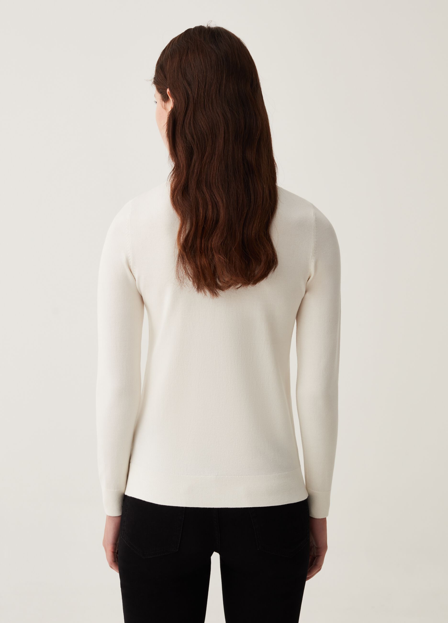 Solid colour pullover with round neck