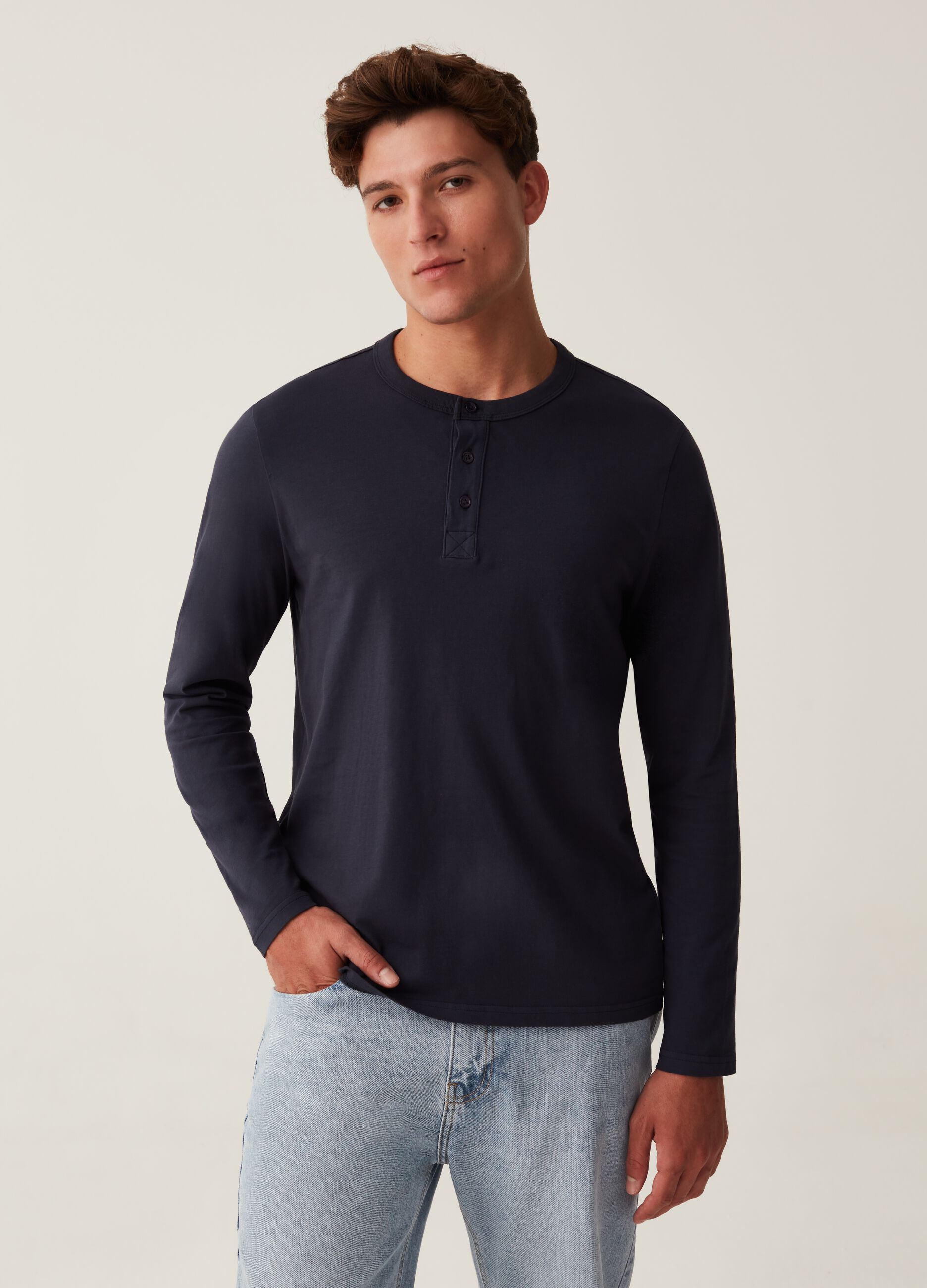 T-shirt with long sleeves and granddad neckline