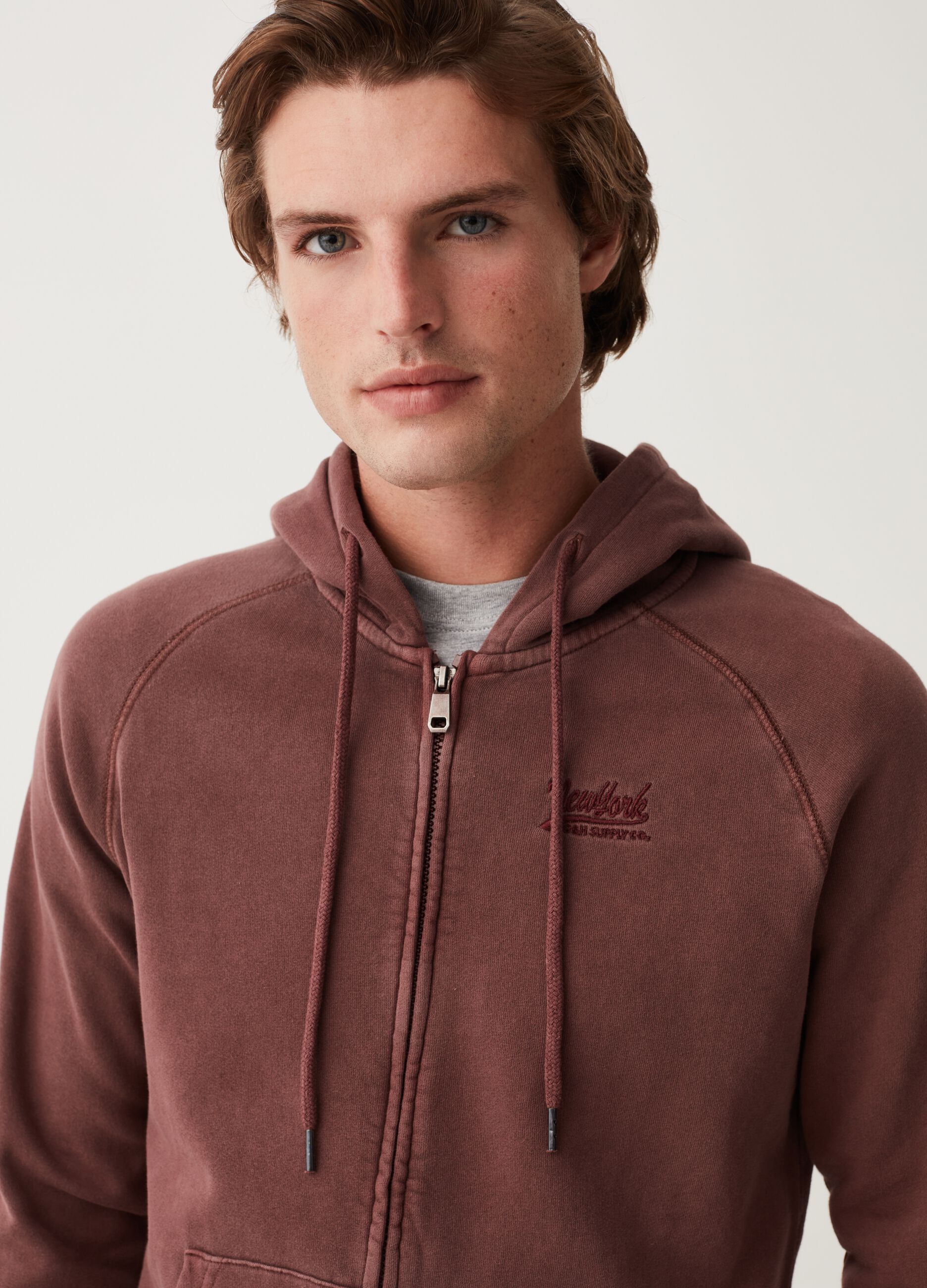 Full-zip con cappuccio e ricamo logo