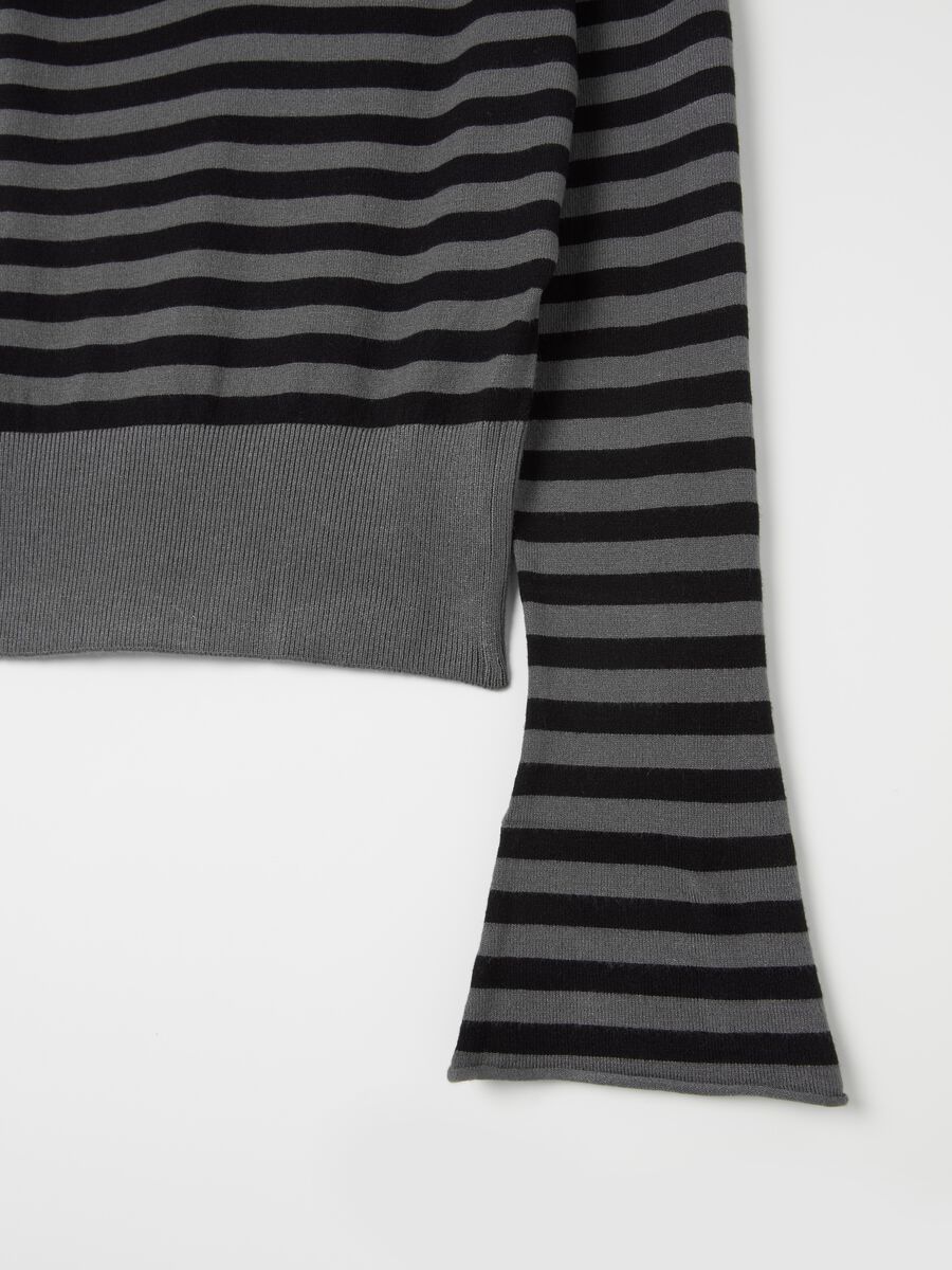 Crop pullover with V neck and stripes_1