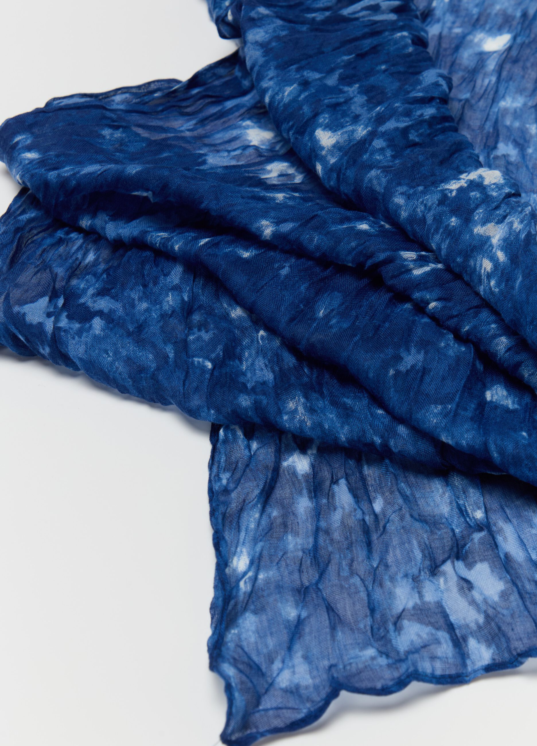 Crinkle-effect pashmina with all-over print