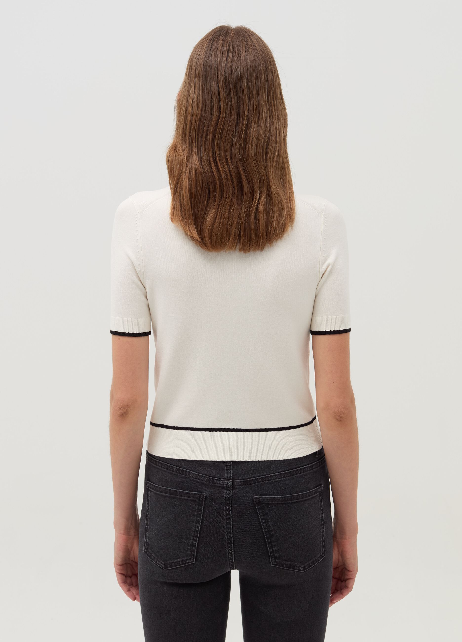 Short-sleeved top with contrasting edges