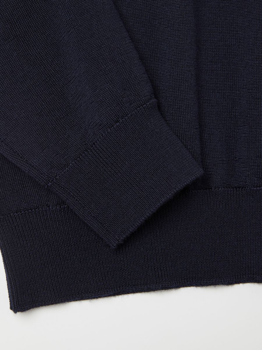 Merino wool pullover with V neck_5