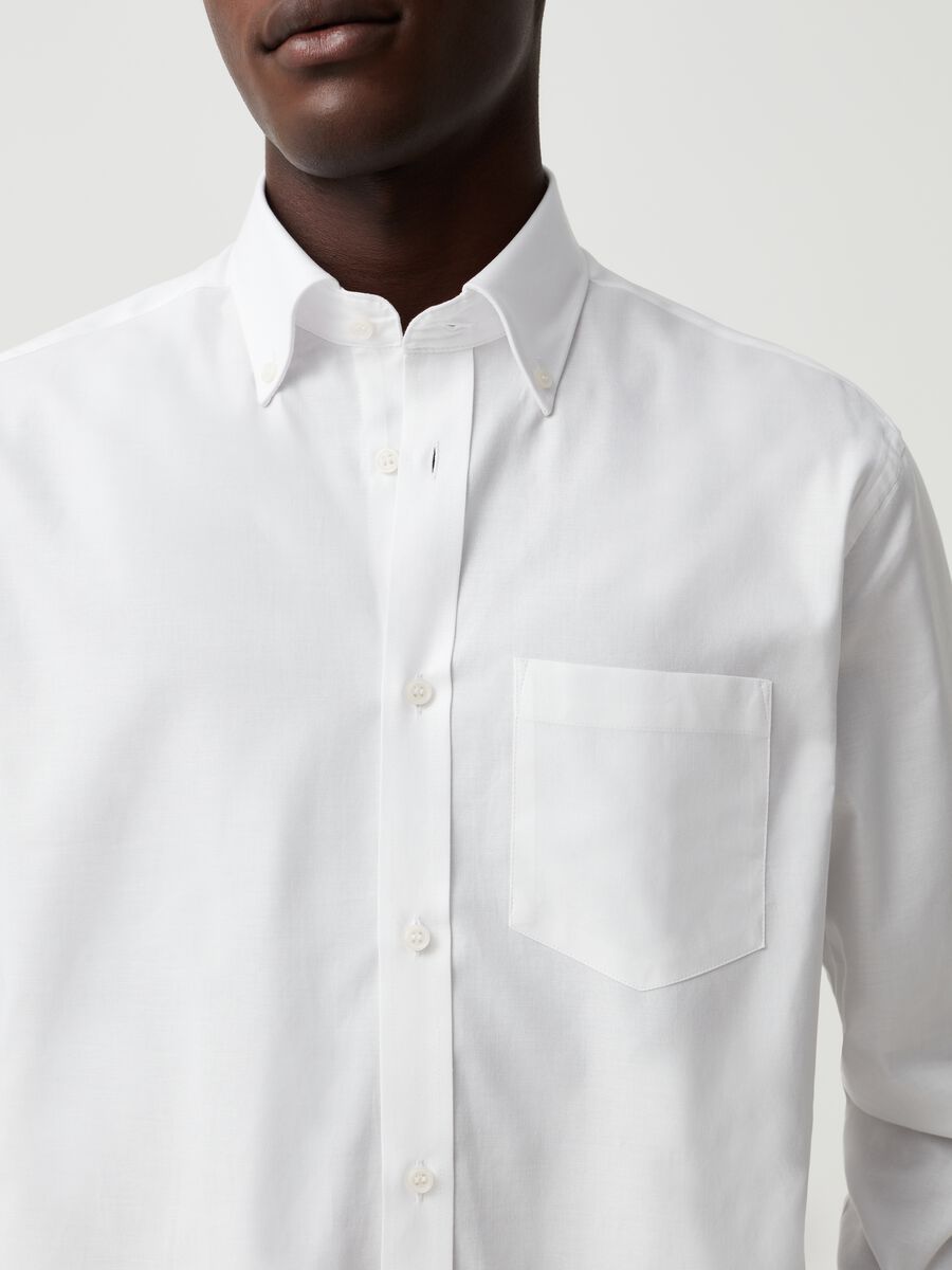 Camisa regular fit de algodón con bolsillo_1