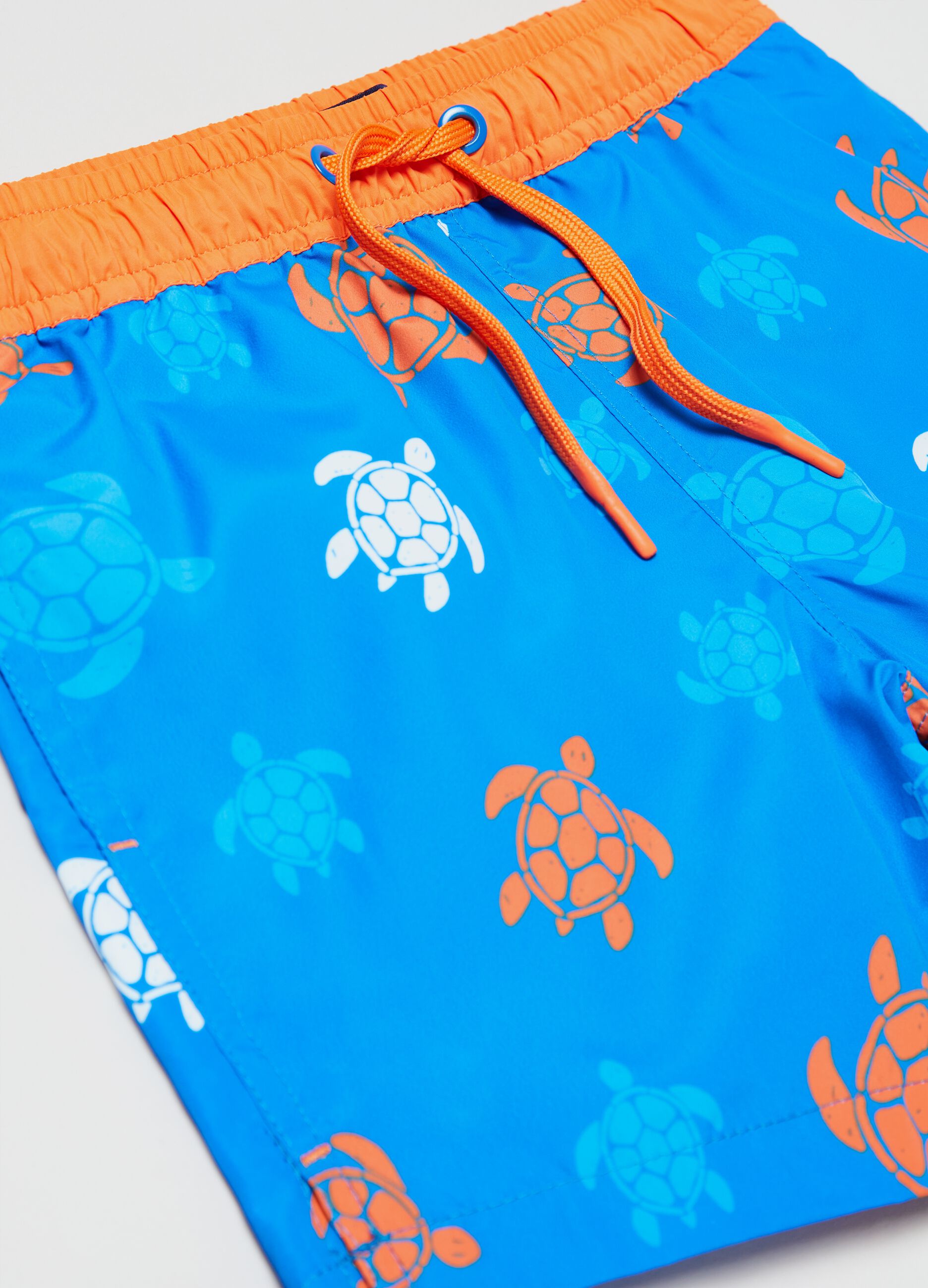 Swimming trunks with turtles print