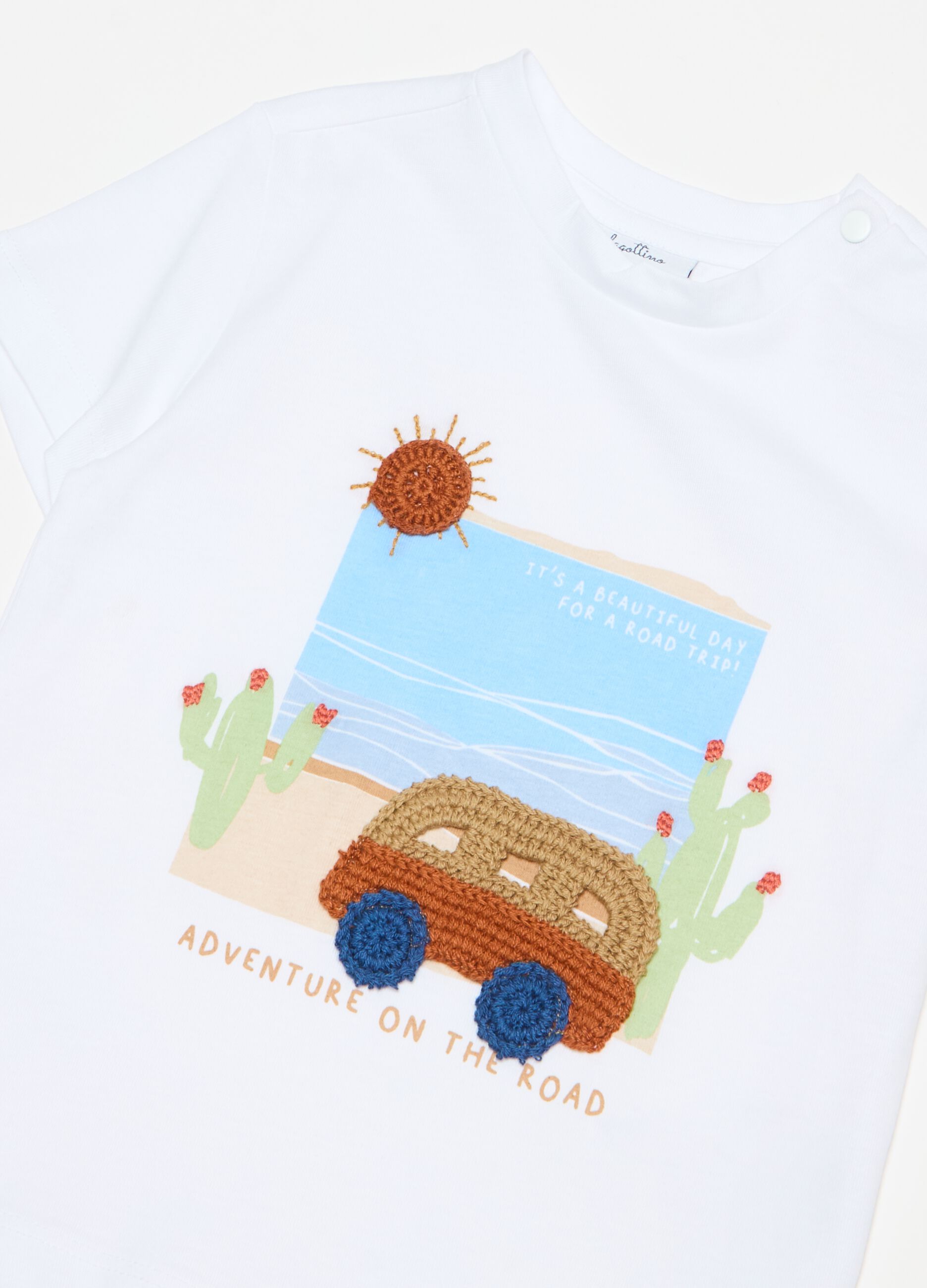 T-shirt con stampa e applicazioni crochet
