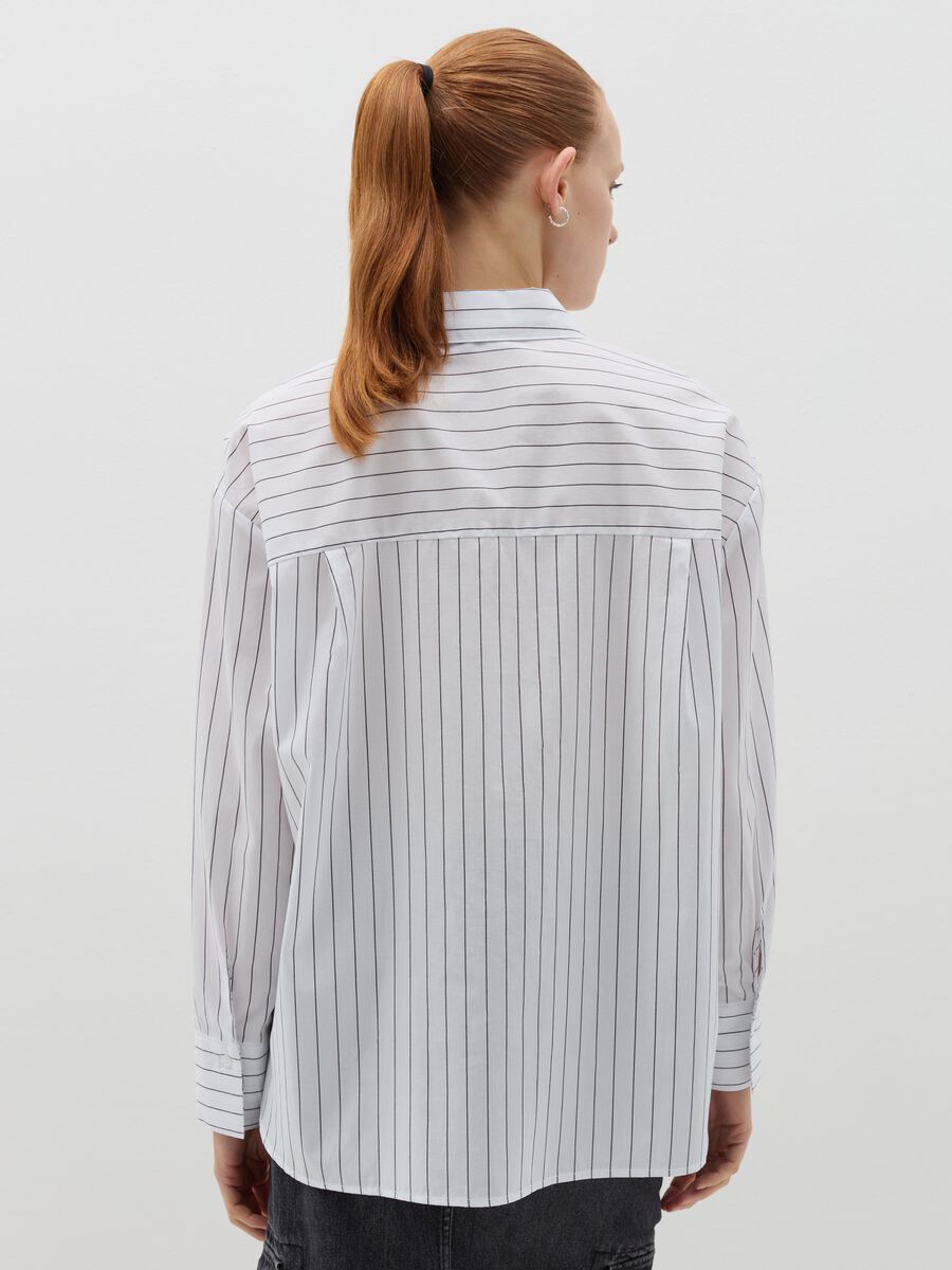 Oversize shirt in poplin with thin stripes_3