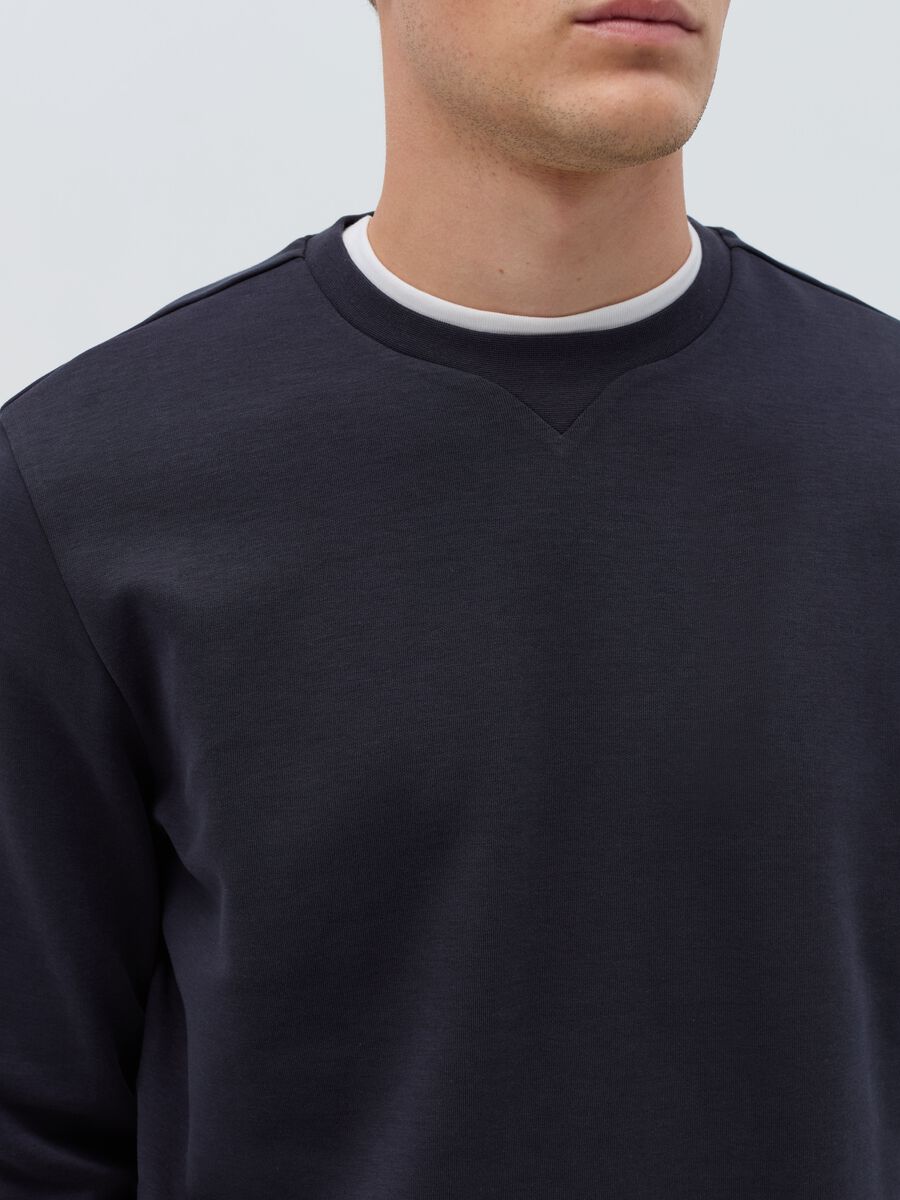 Sweatshirt with round neck and V detail_1