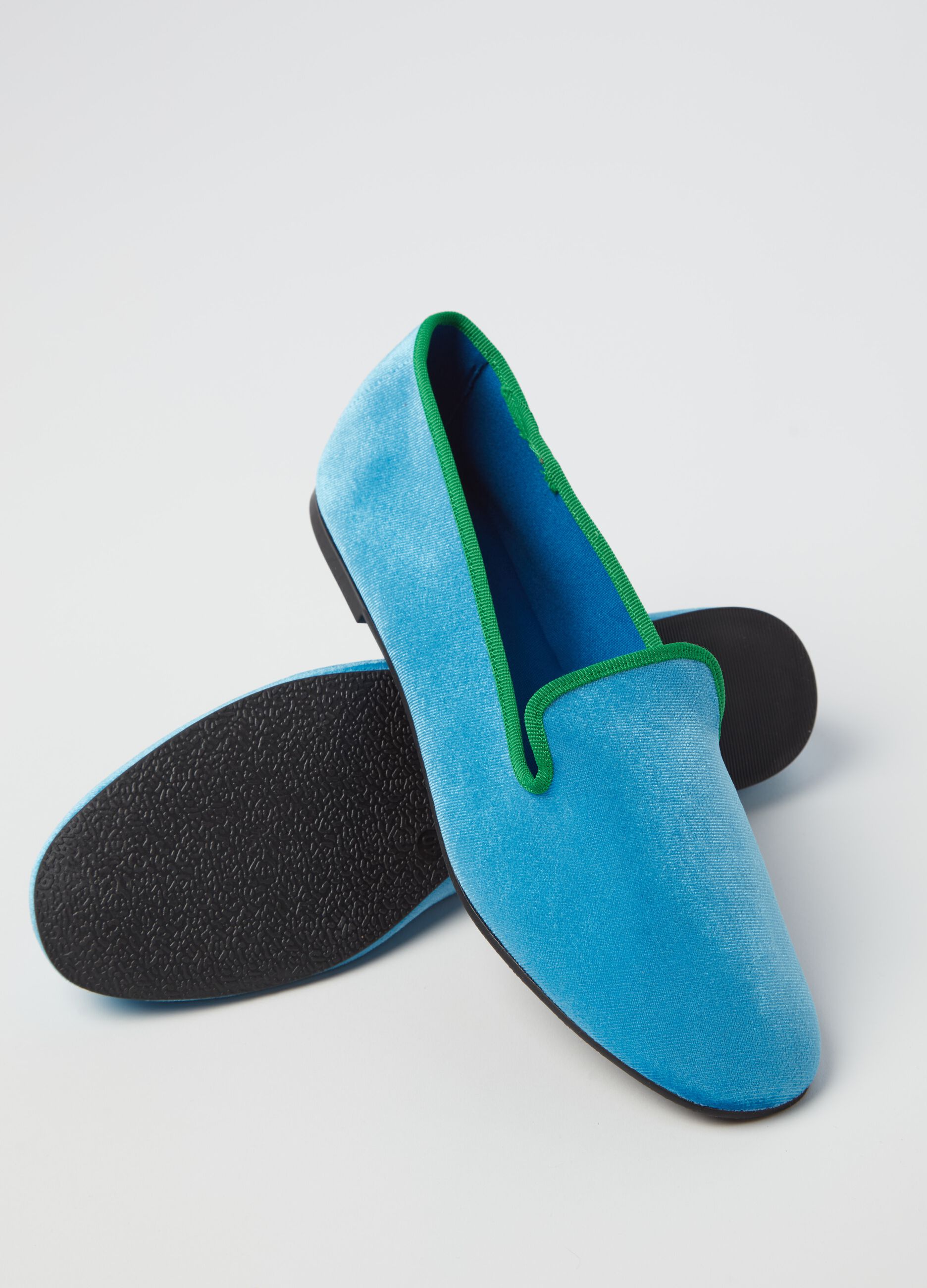 Slipper shoes with contrasting edging