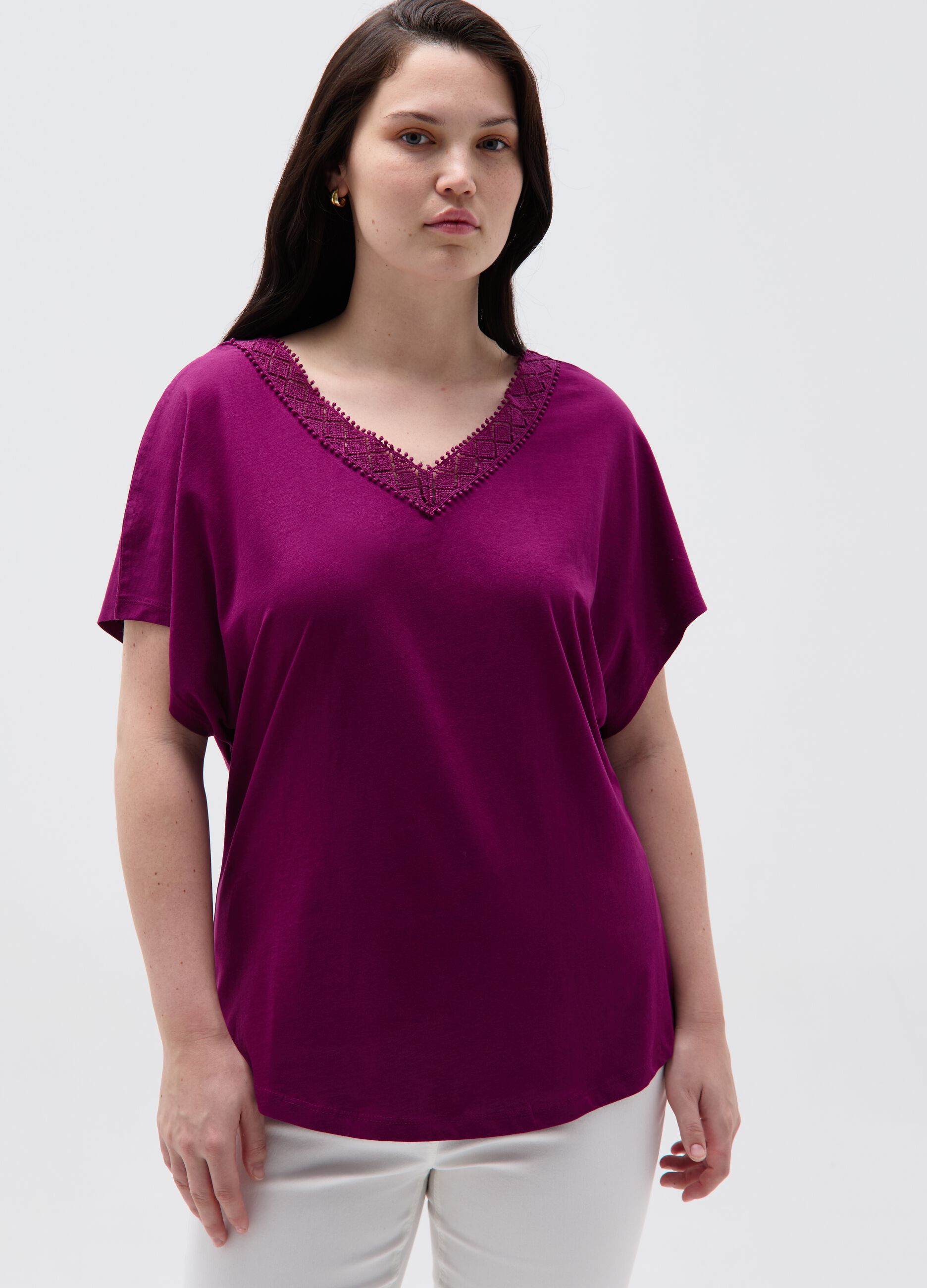 Curvy T-shirt with macramé insert