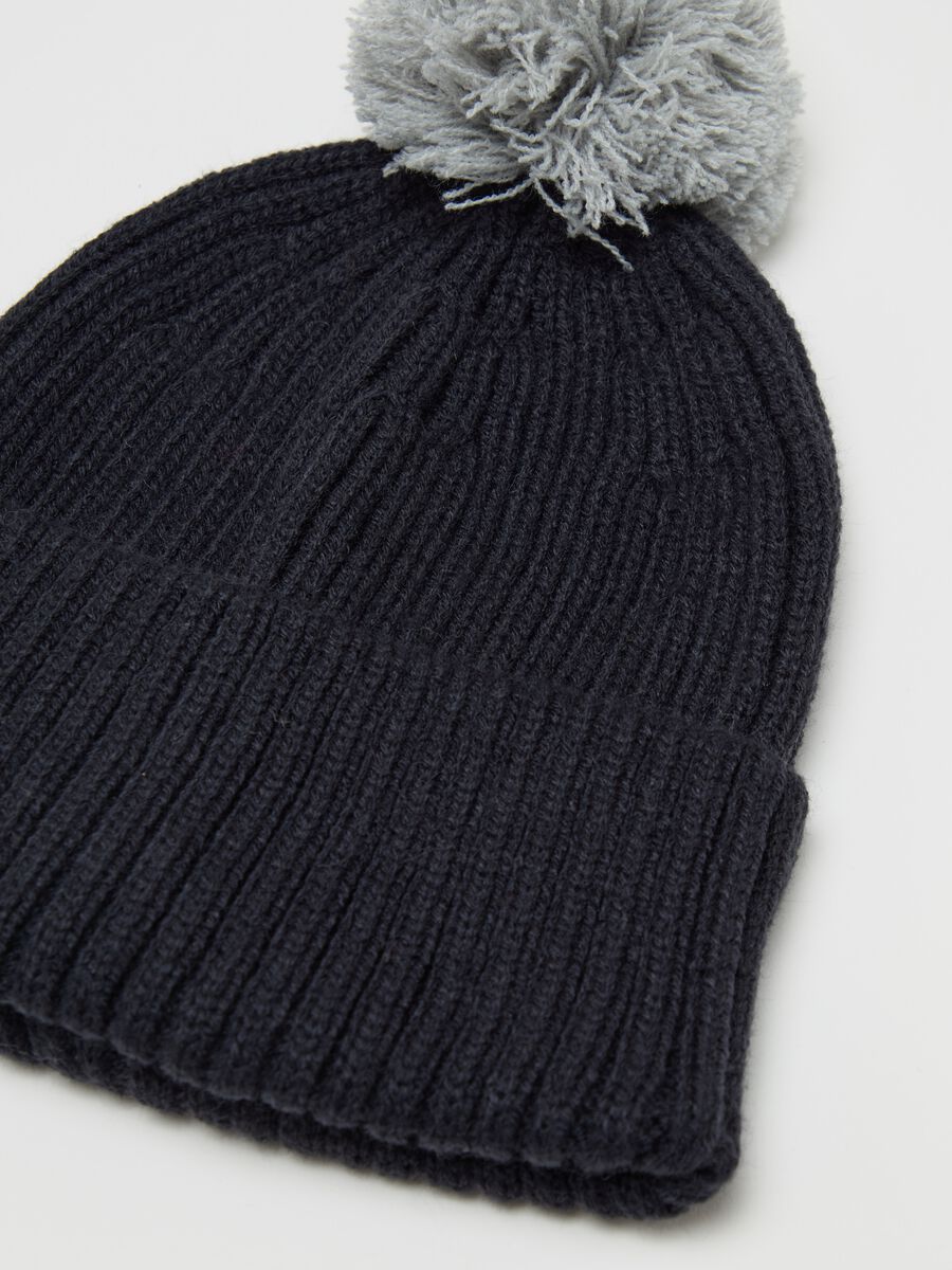 Knitted hat with pompom_1