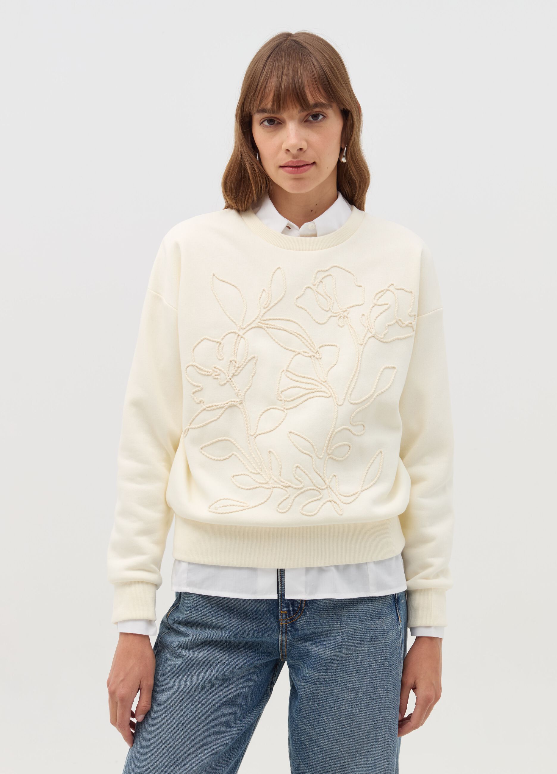 Sweatshirt with floral embroidery and round neck