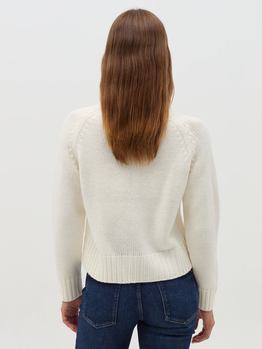 Pullover with raglan sleeves_2