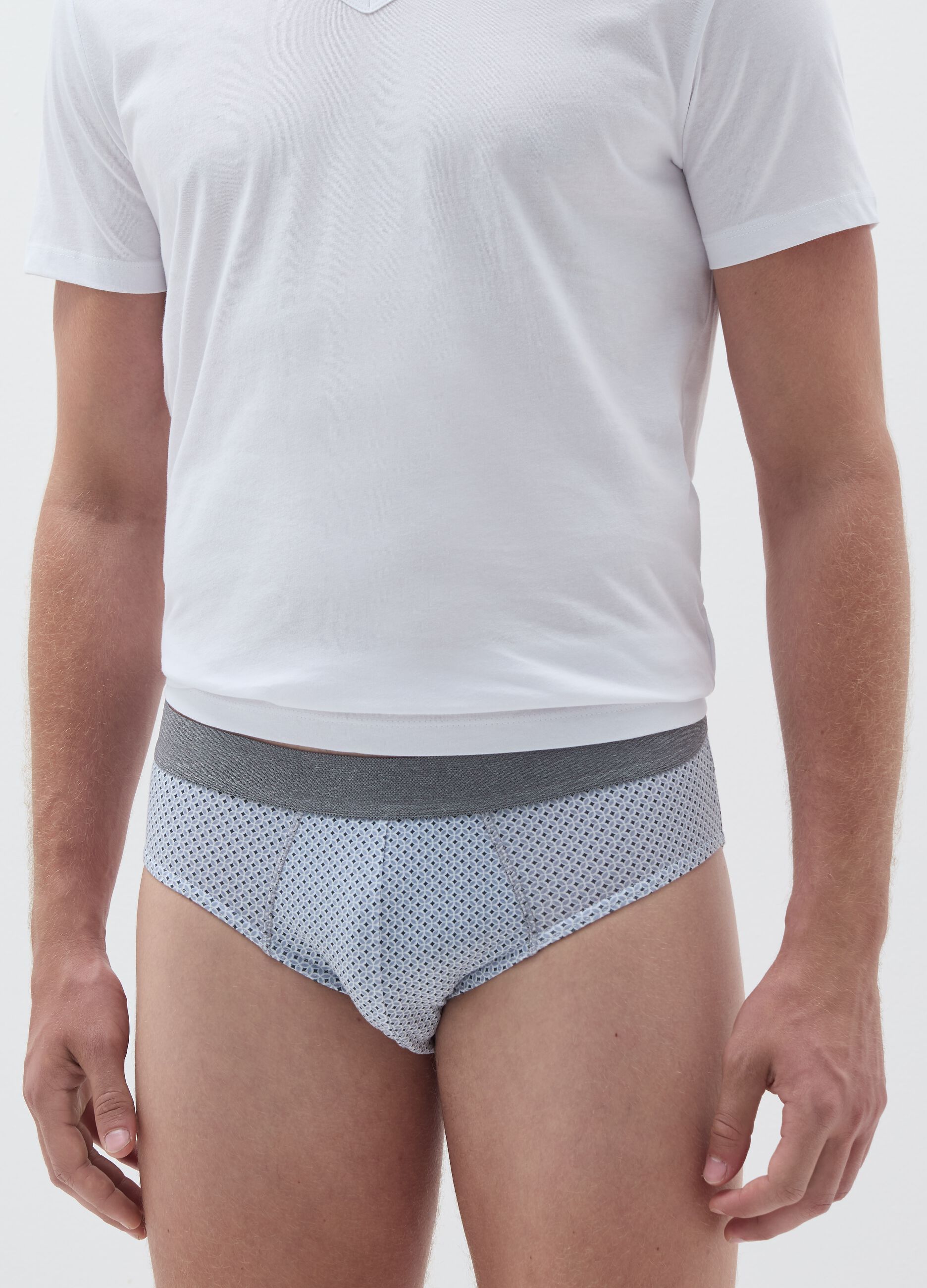 Three-pack briefs with external elastic and pattern