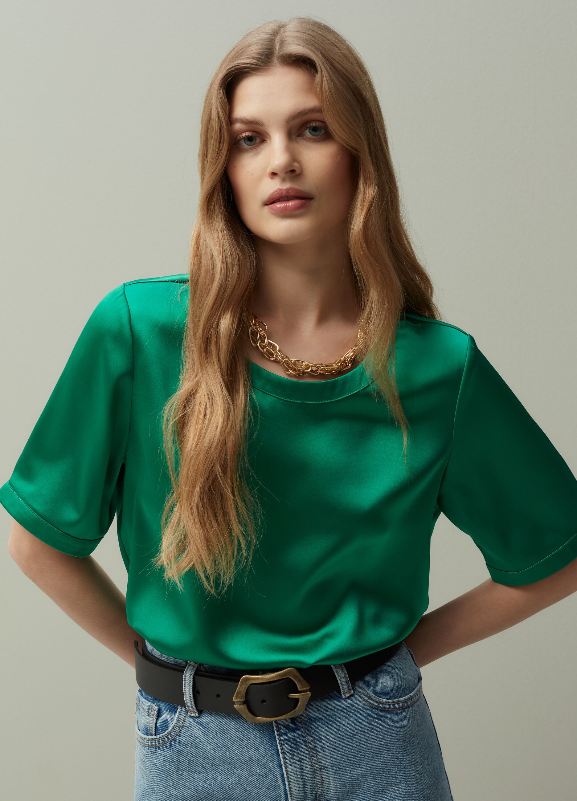 Blusa girocollo in satin