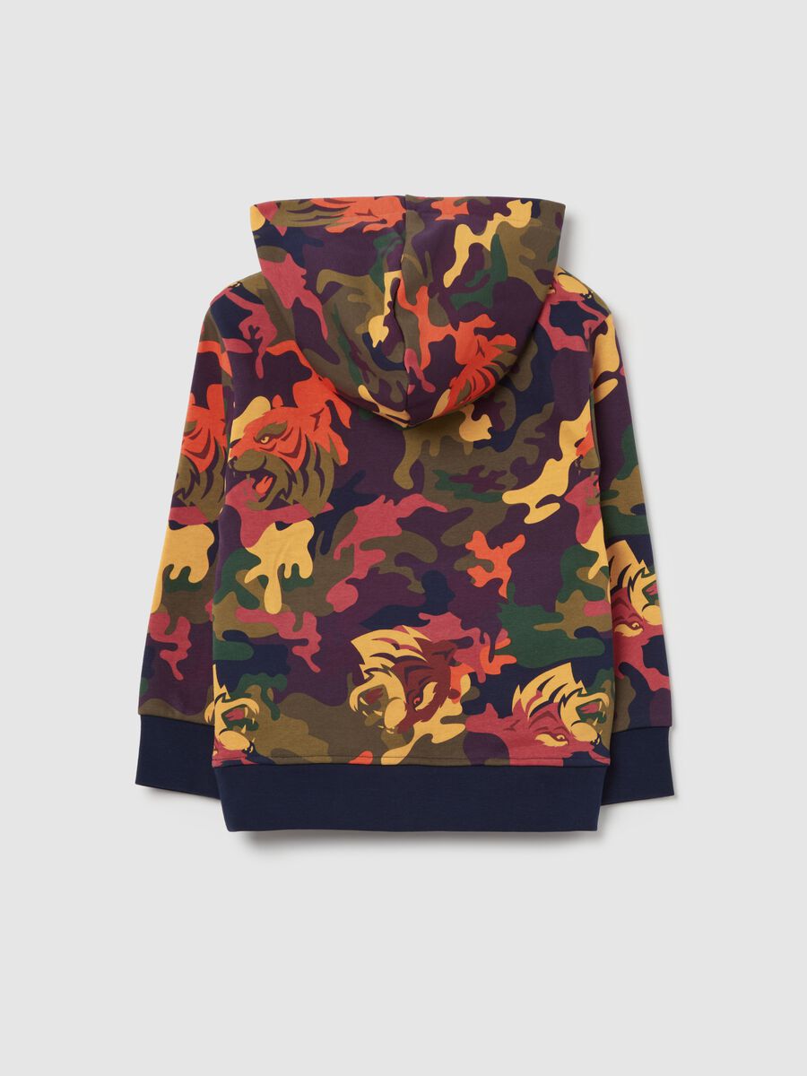 Sudadera camuflaje con capucha y logo bordado_1